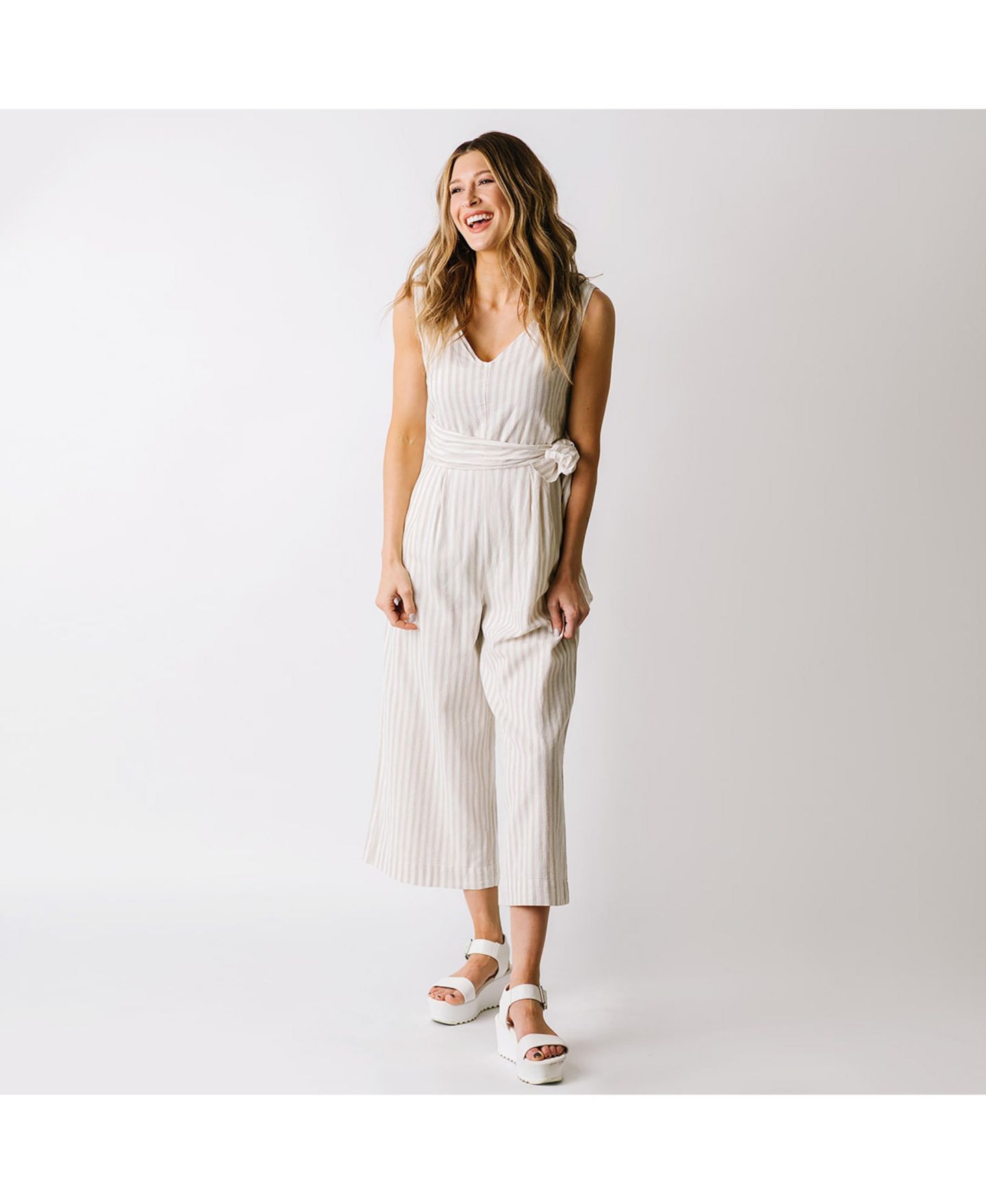 Женский комбинезон Hope & Henry Woven Sleeveless Tie-Waist Jumpsuit with Wide Leg, цвет: Серо-коричневый полосатый — фото 7