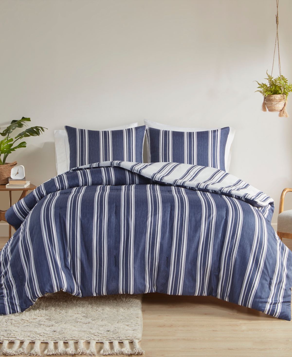 Intelligent Design Closeout!  Cobi Striped Reversible Comforter Set, Twin/twin Xl In Navy