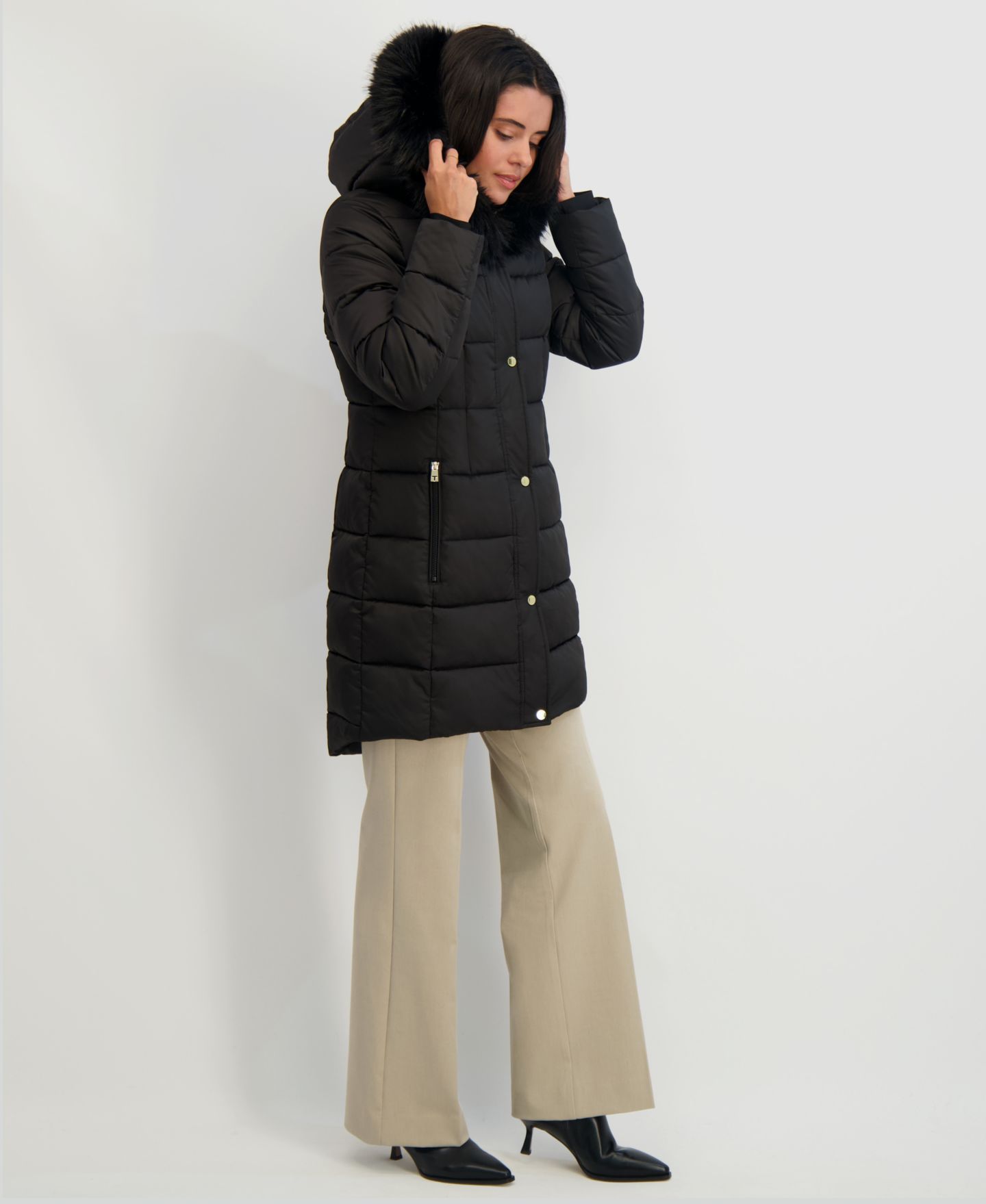 Женская куртка Tahari Velvet Bibbed Faux-Fur Hooded Puffer, цвет: Чёрный — фото 4