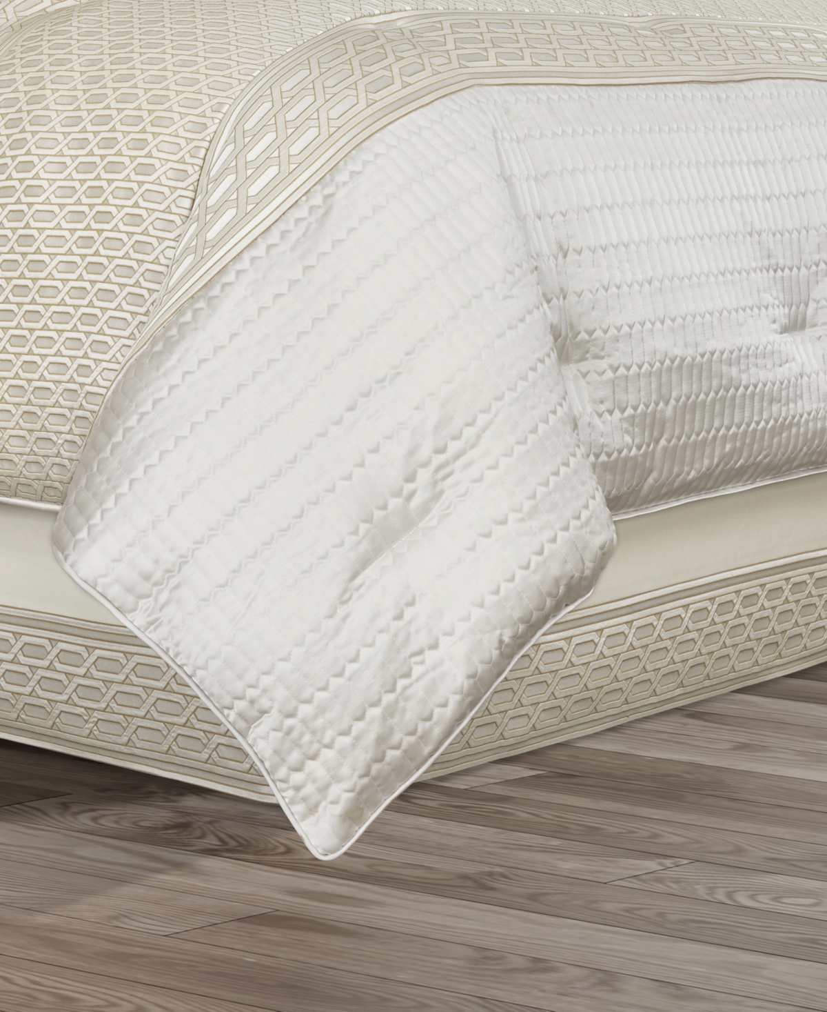 J Queen New York Metropolitan 4 Piece Set,