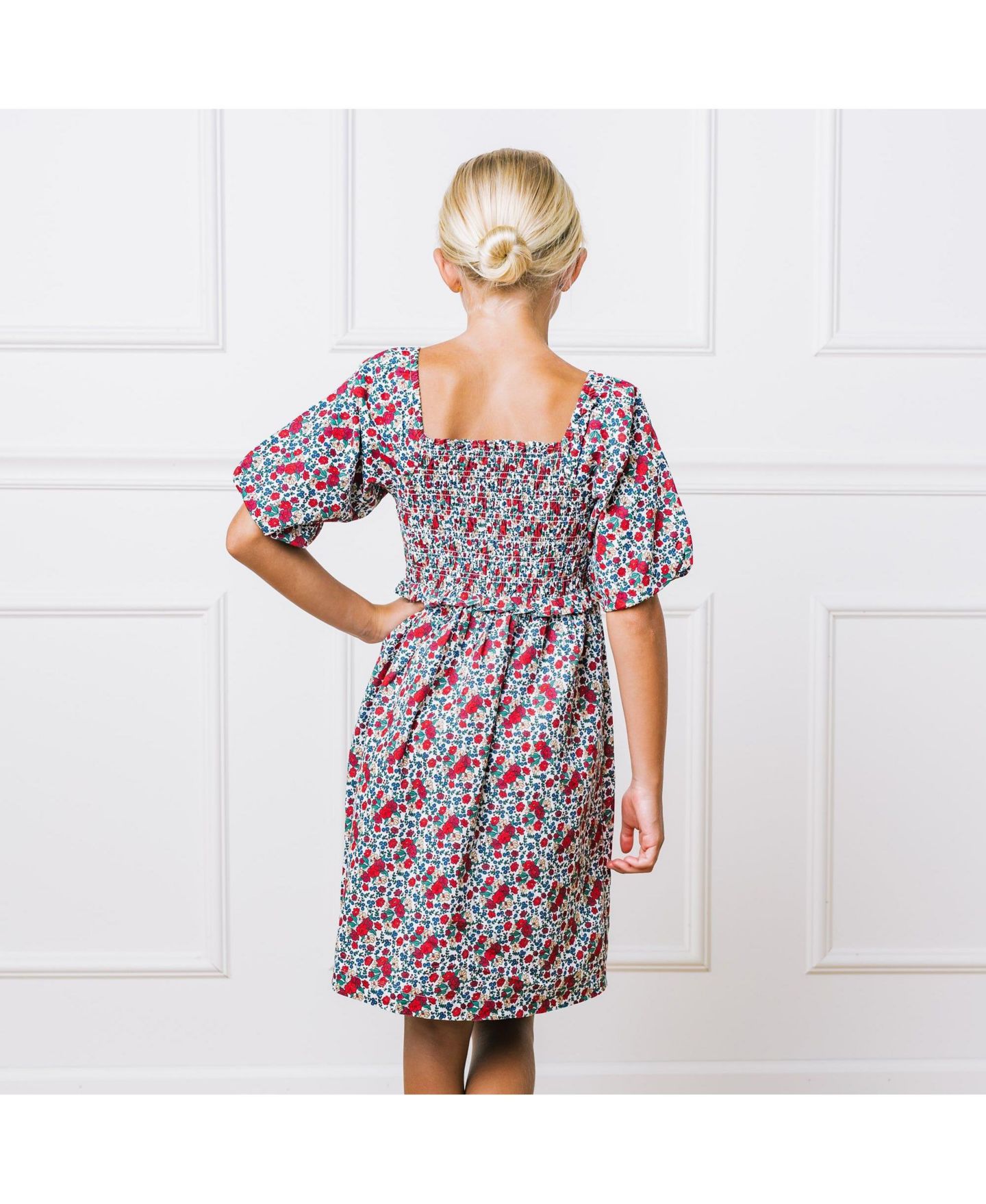 Платье Hope & Henry Short Bubble Sleeve Smocked Dress для девочек-малышей, цвет: Разноцветный с принтом — фото 14