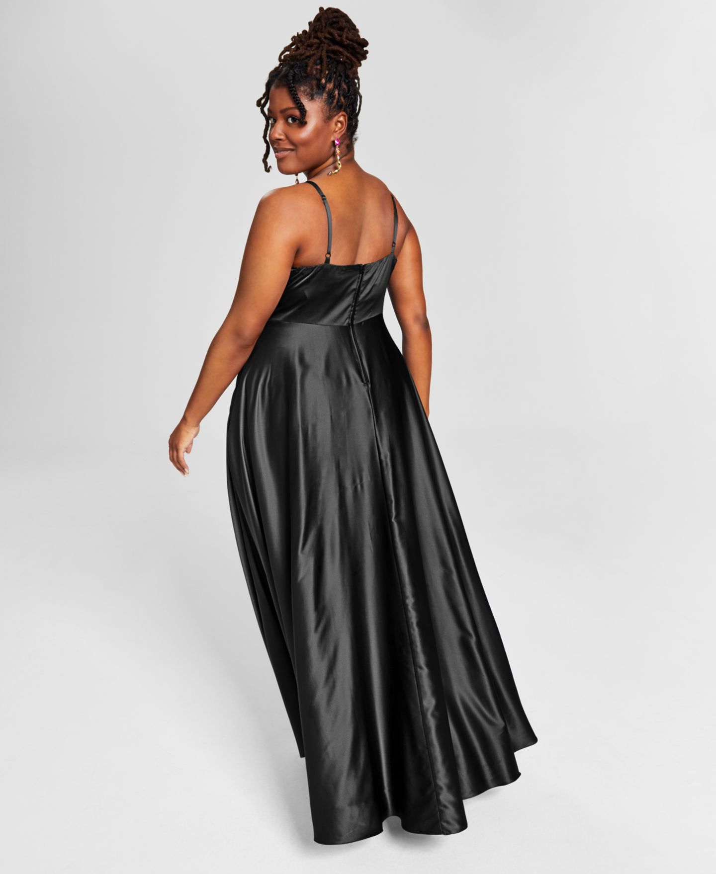 Женские платья B Darlin Trendy Plus Size Satin Sleeveless Front-Slit Gown, цвет: Чёрный — фото 2