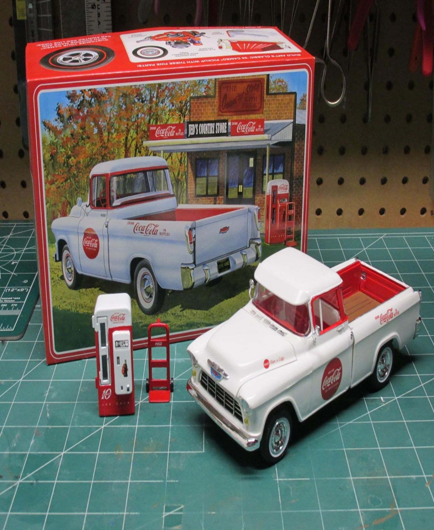 Детские конструкторы Round 2 1955 Chevy Cameo Pickup Coca-Cola Model Kit — фото 2