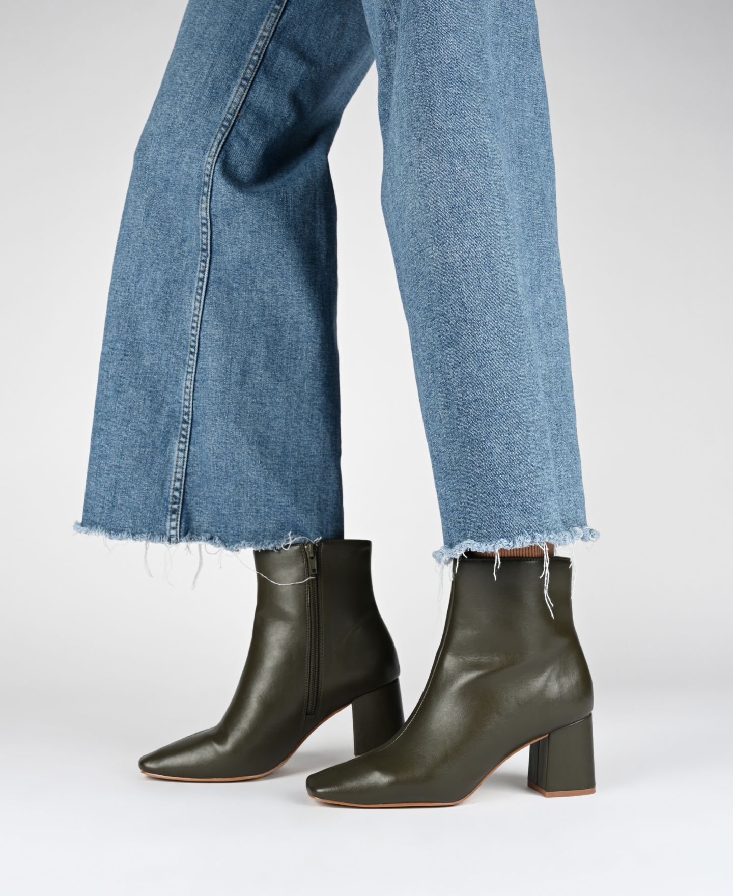 Женские ботинки Journee Collection Haylinn Block Heel Dress Booties, цвет: Чёрный — фото 10