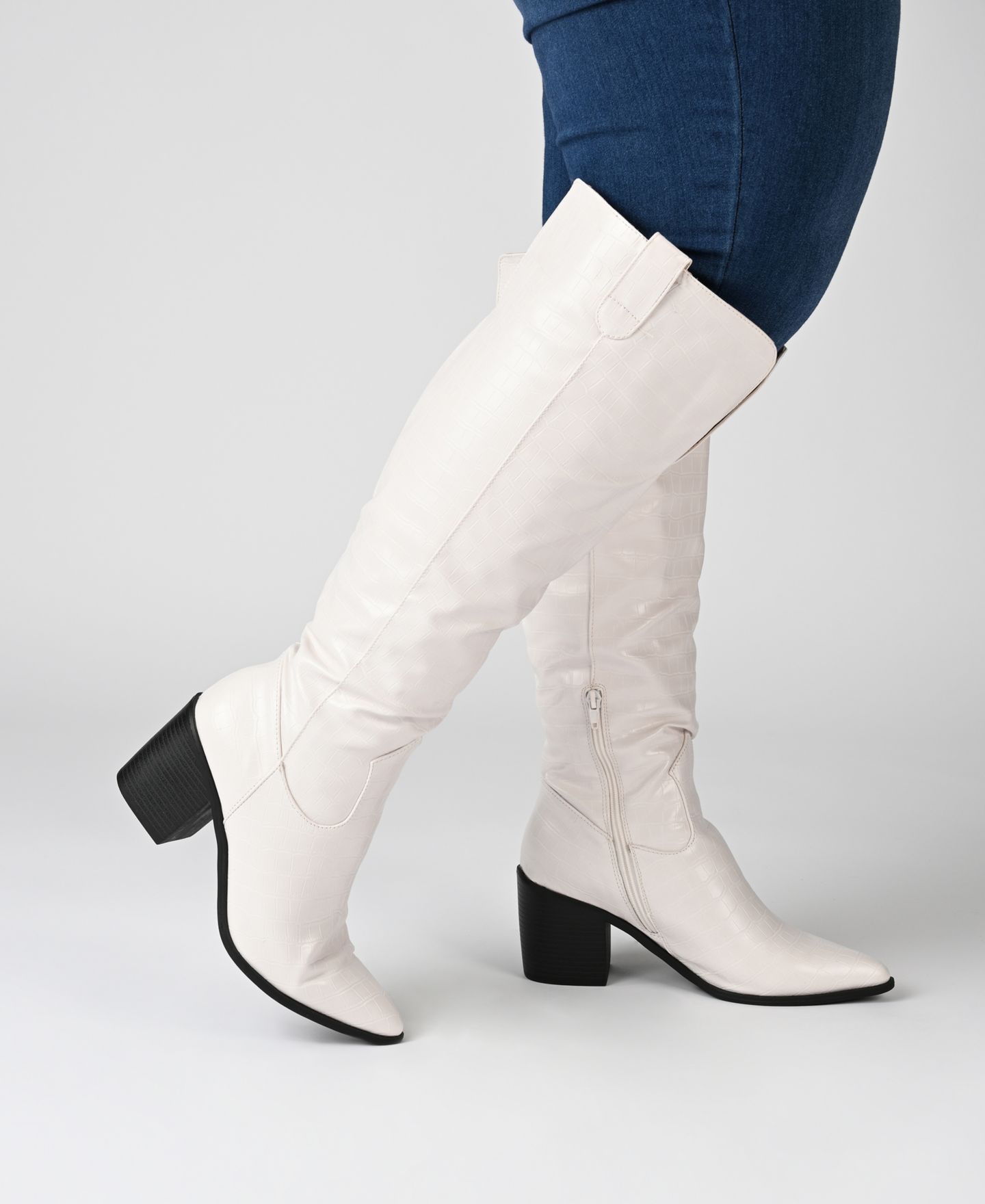 Женские ботинки Journee Collection Therese Block Heel Knee High Dress Boots, Regular, Wide Calf, & Extra Wide Calf, цвет: Костяной — фото 6