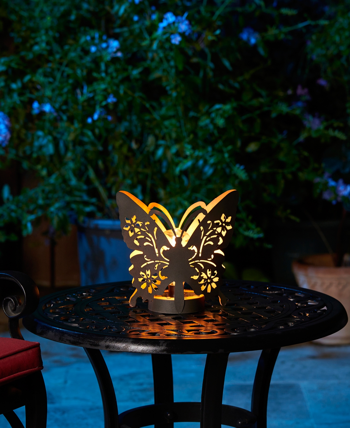 Glitzhome L Set of 2 Black and Gold-Tone Metal Cutout Flying Butterfly Silhouette Solar Powdered Edison Bulb Outdoor Lantern