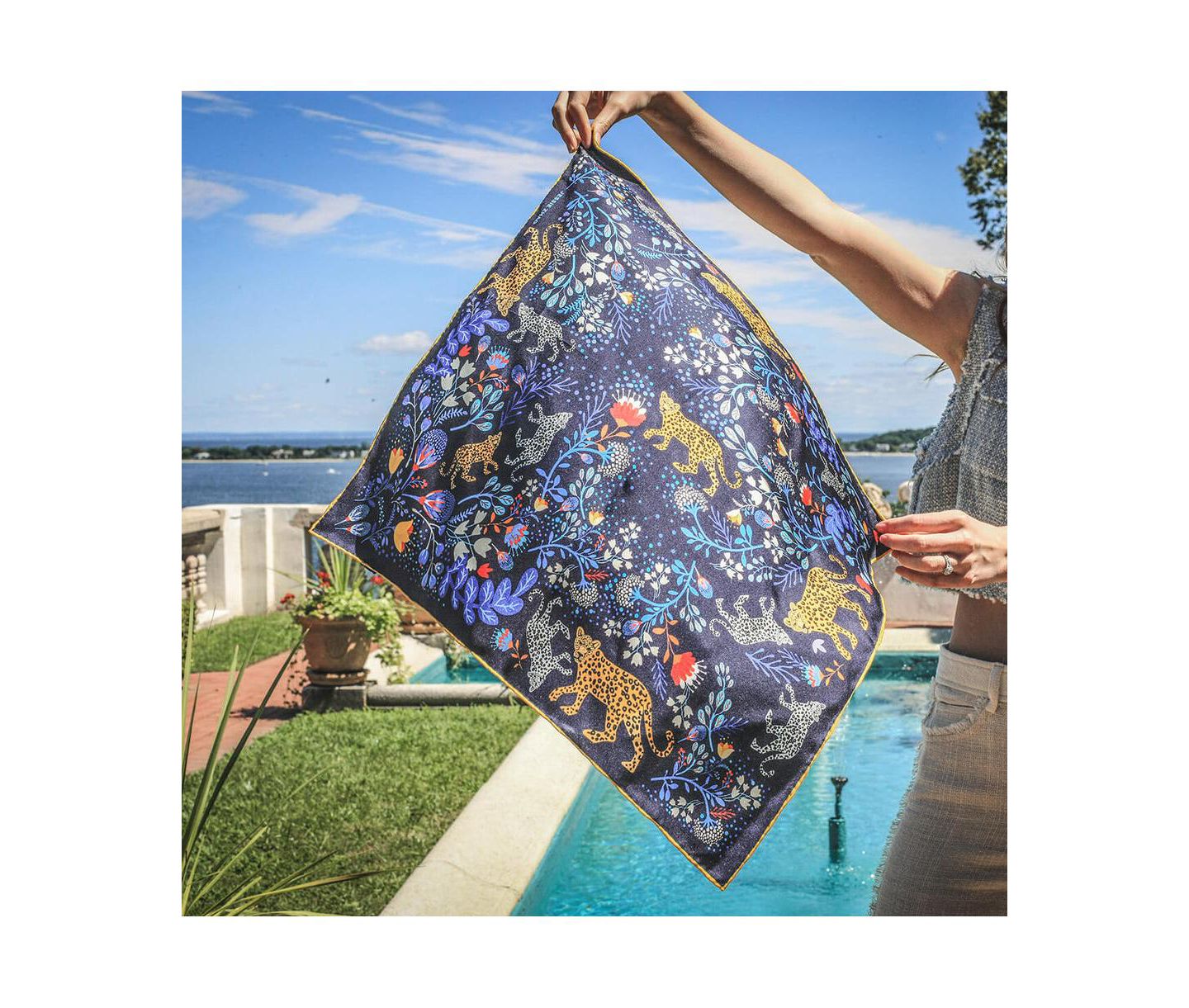 Женский шарф Jessie Zhao New York Silk Bandana Scarf of Amazon Rainforest Journey in Blue, цвет: Жёлтый — фото 2