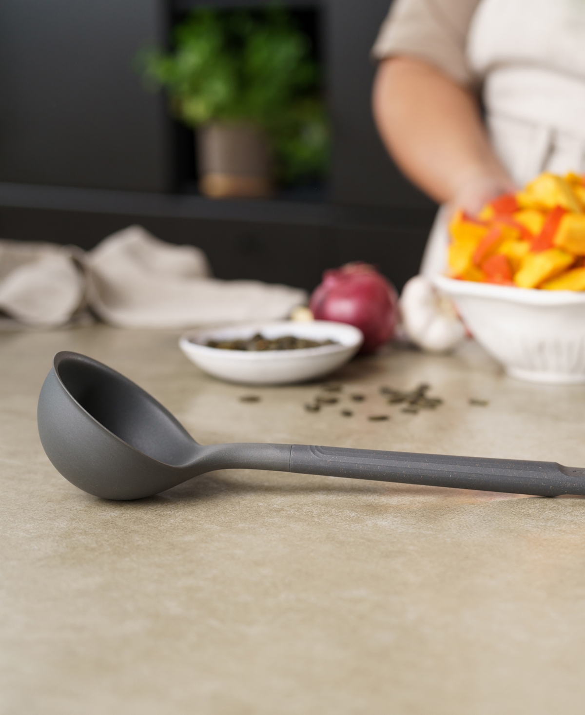 ZYLISS LARGE ERGONOMIC HEAT-RESISTANT LADLE 