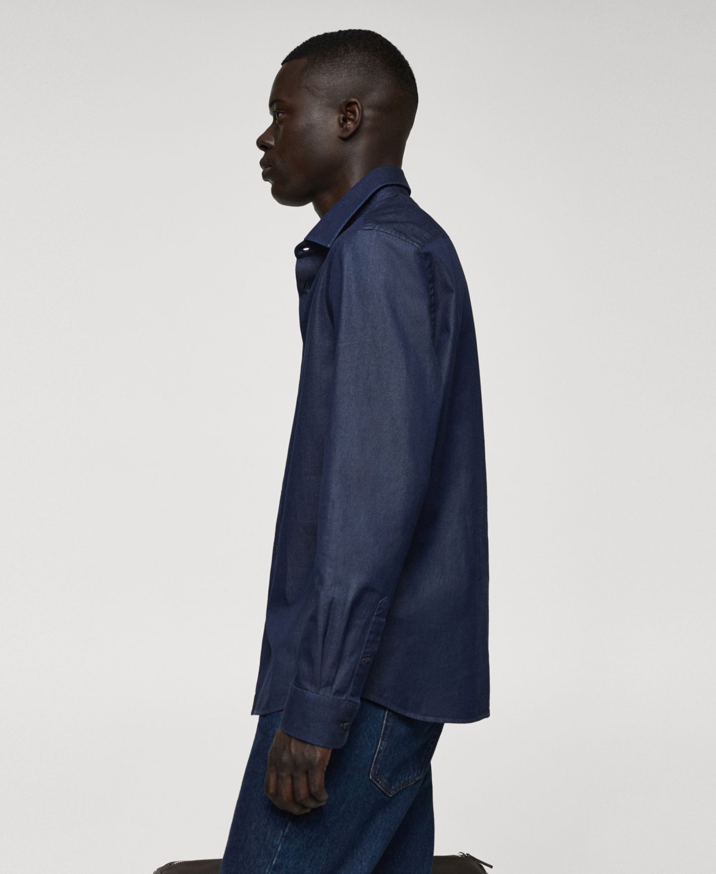Мужская рубашка Mango Regular-Fit Cotton Chambray, цвет: Тёмный синий — фото 5