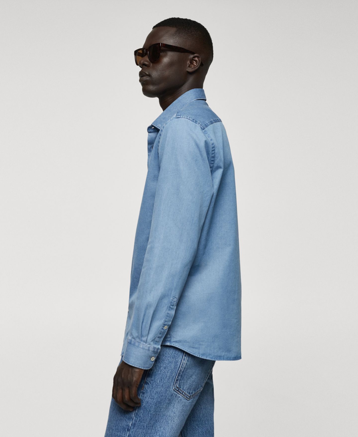 Мужская рубашка Mango Regular-Fit Cotton Chambray, цвет: Тёмный синий — фото 11