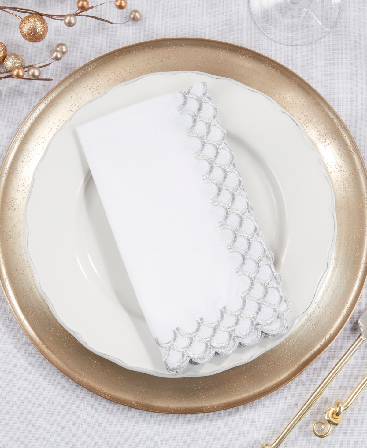 Saro Lifestyle Scalloped Edge Napkin Set Of 4,20"x20" In Silver