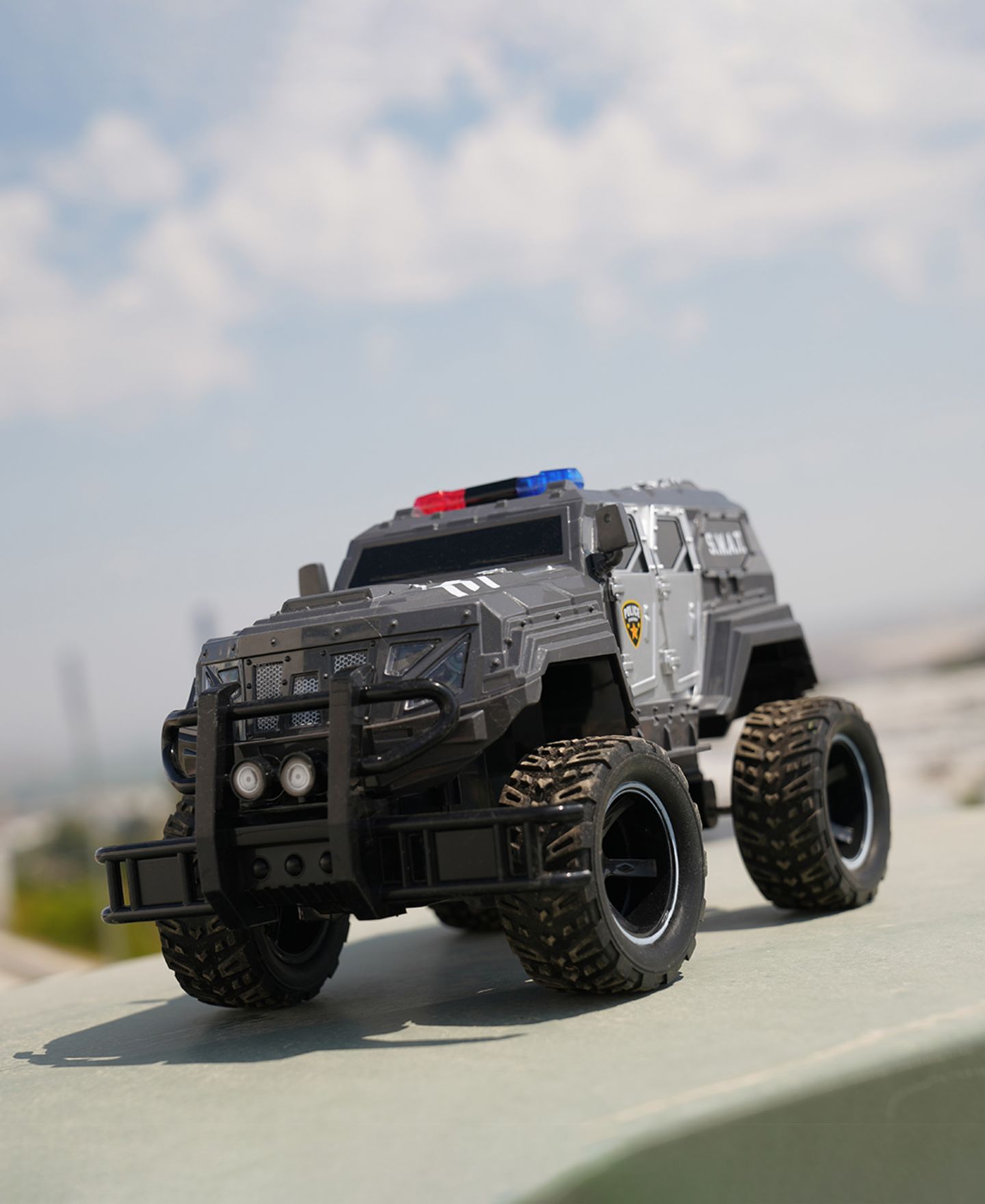 Детская игрушка World Tech Toys 1:14 Scale Electric All-Terrain S.W.A.T. RC Monster Truck — фото 4