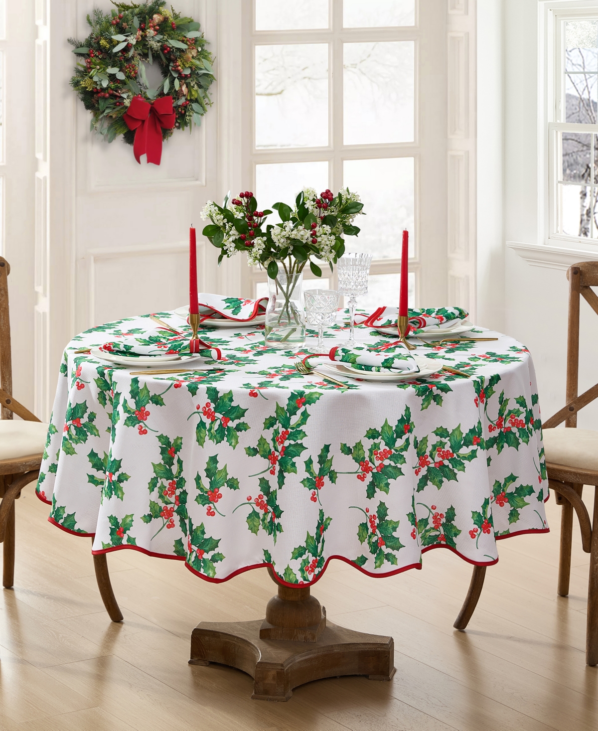 Elrene Classic Holly Scallop Border Oval Tablecloth, 84"x 60" In Multi