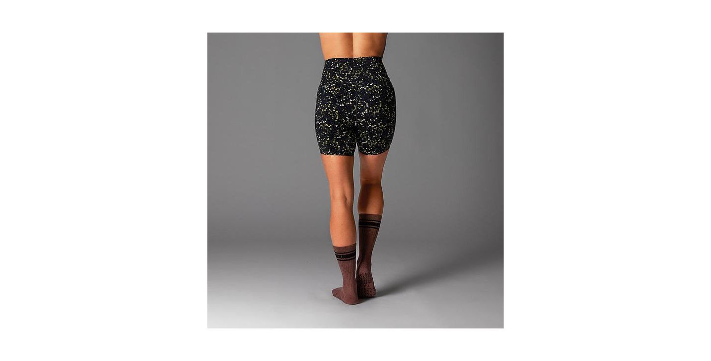 Женские шорты Tavi Stash & Dash Biker Short 6", цвет: Чёрный с принтом — фото 5