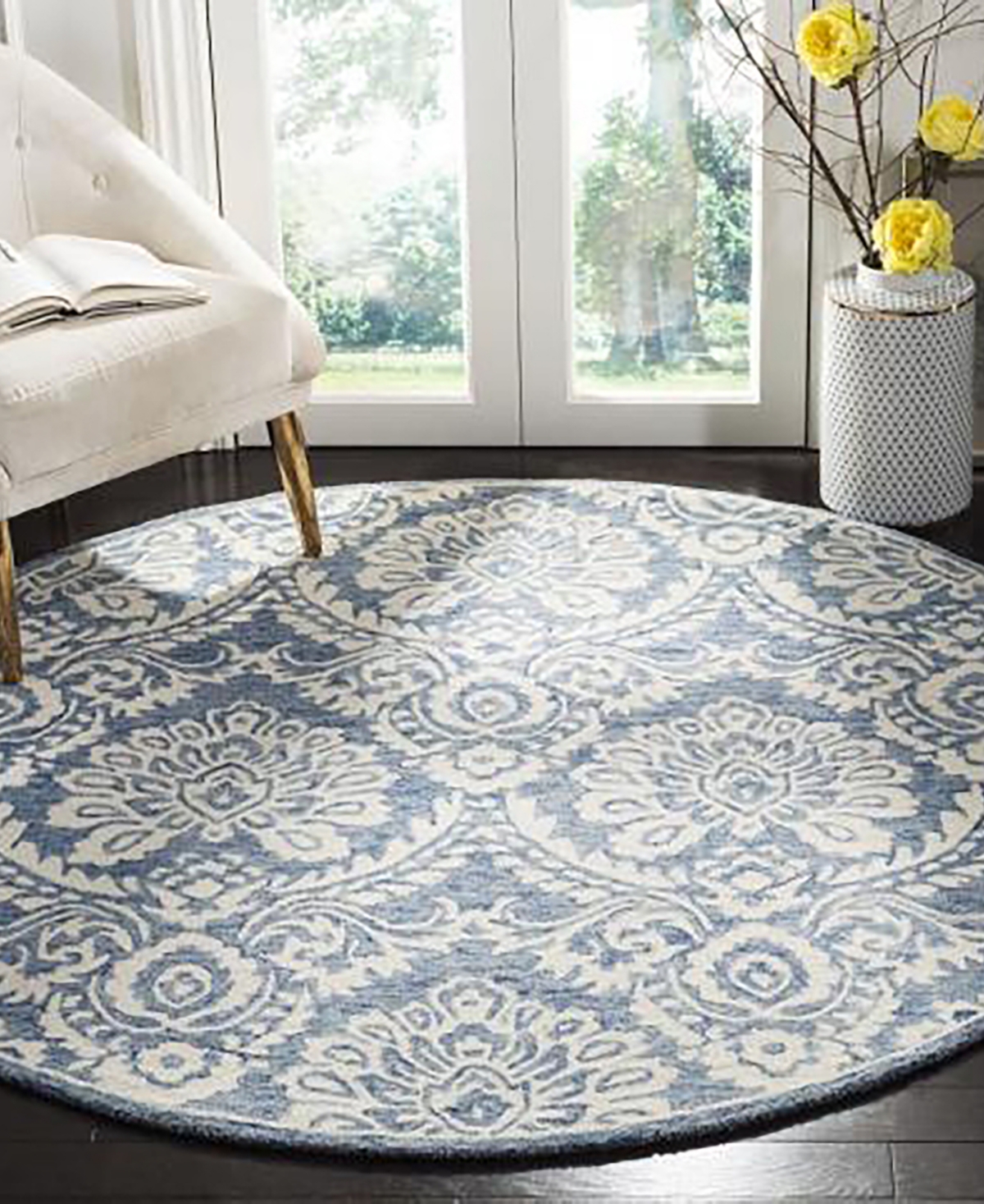 Safavieh Blossom I BLM106M 4'x4' Area Rug -Ivory