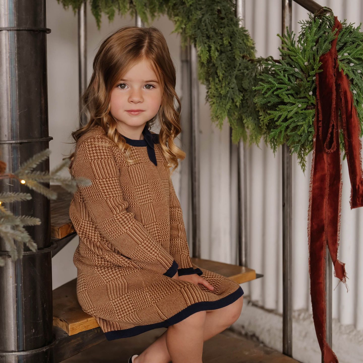 Платье Hope & Henry Long Sleeve Bow Detail Intarsia Sweater Dress для девочек-малышей, цвет: Коричневый клетчатый — фото 2