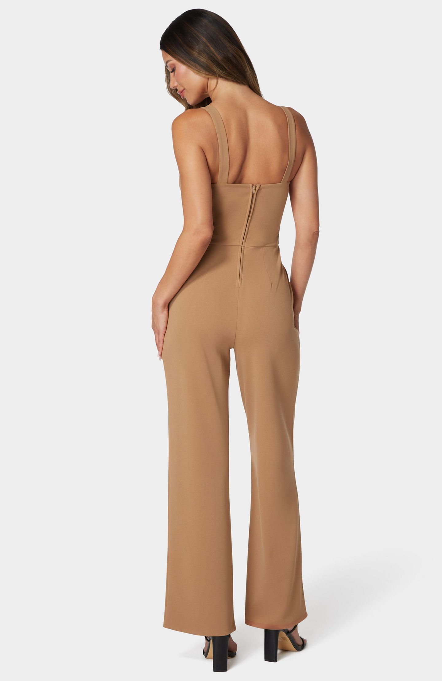 Женский комбинезон Bebe Scuba Crepe Jumpsuit With Strap, цвет: Верблюжий — фото 2