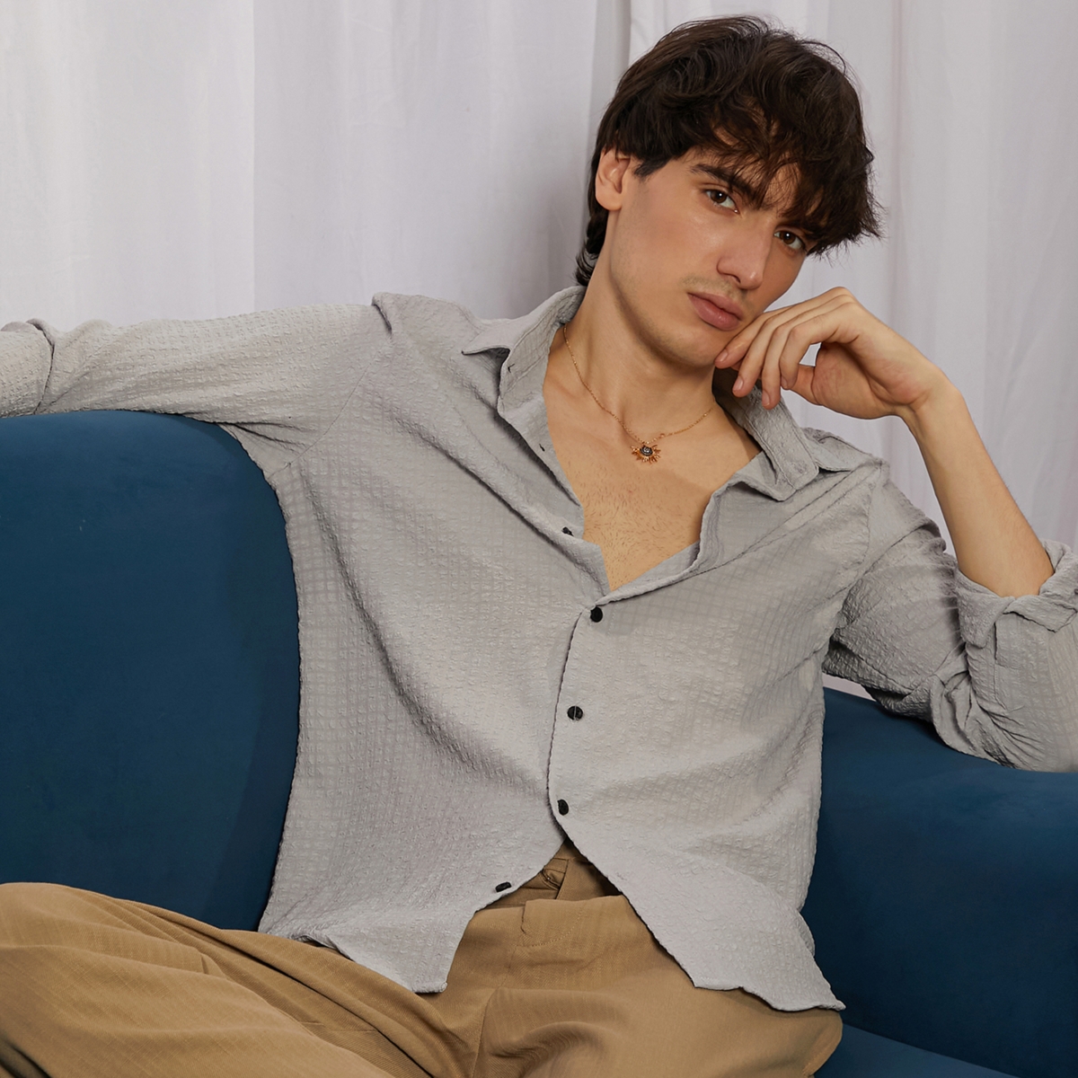Campus Sutra Men's AshCubic-Seersucker Shirt - Grey