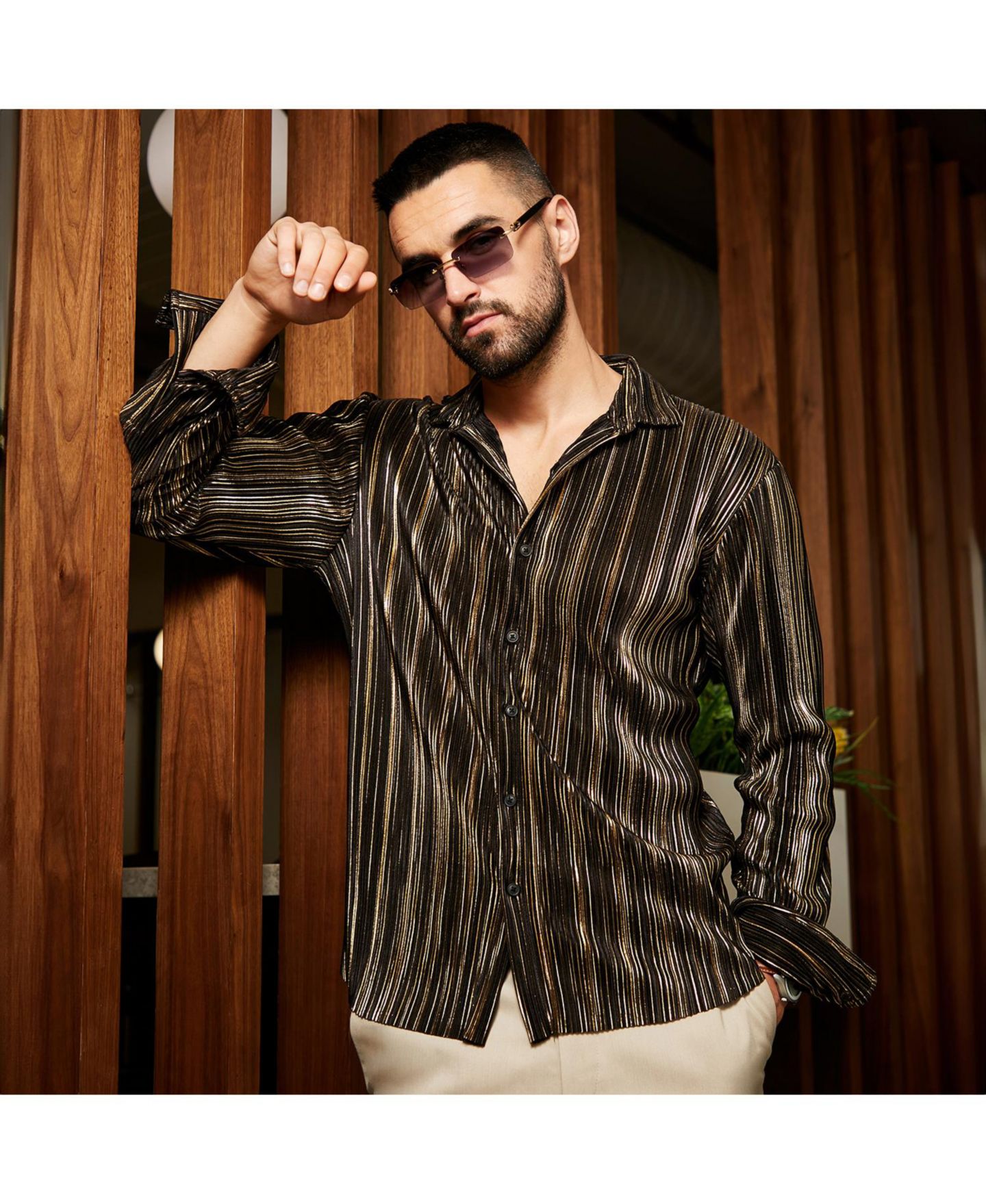 Мужская рубашка Campus Sutra Jet Black & Metallic Gold Pleat-Creased, цвет: Чёрный — фото 2