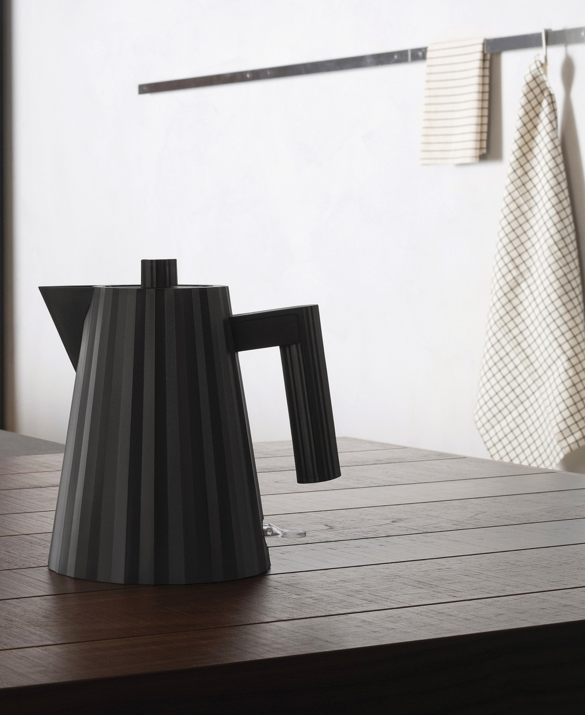 Alessi Plisse 1.8 Quart Electric Water Kettle In Black