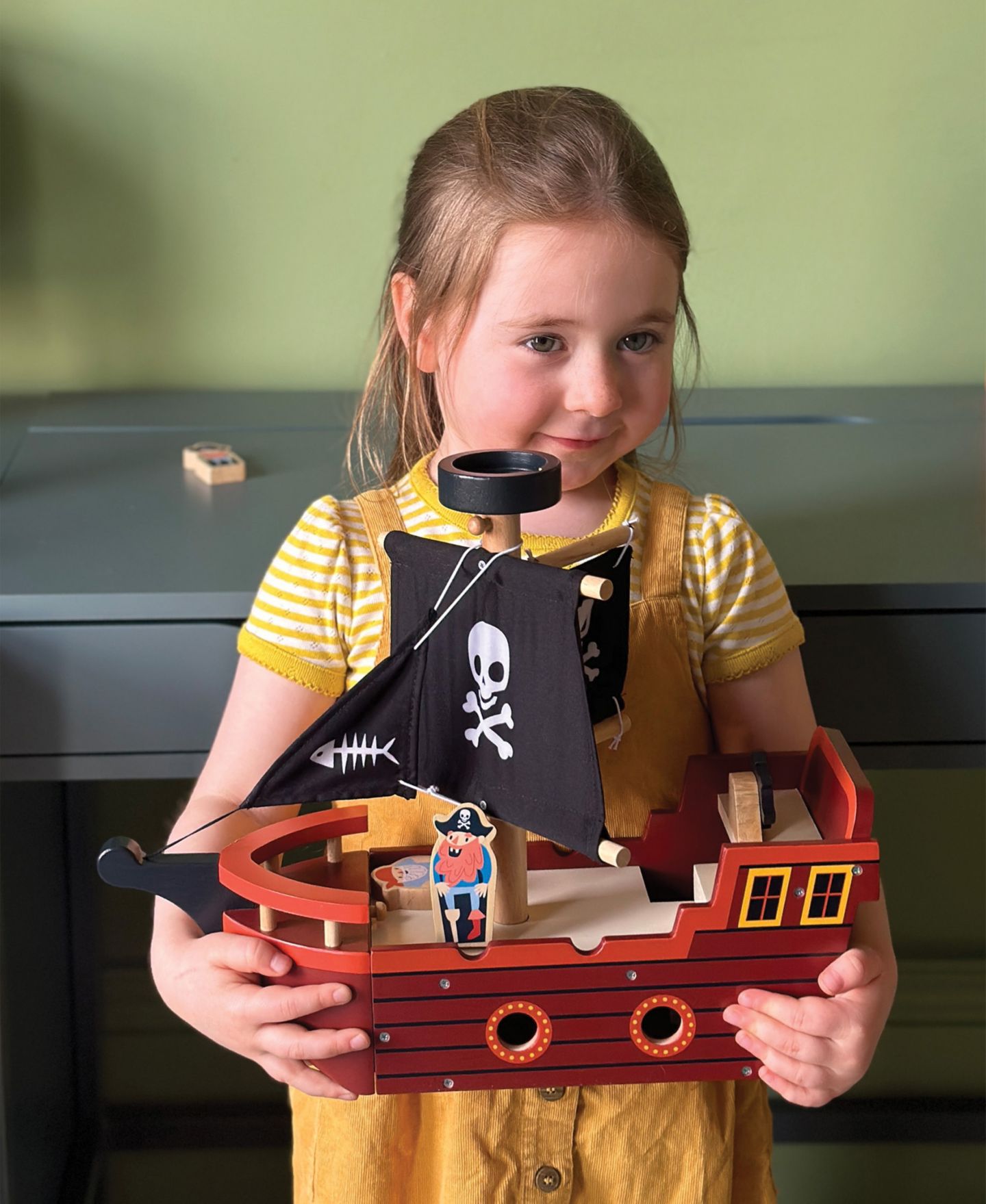Детские фигурки Mentari Toys Fishbones Pirate Ship with Spinnable Wheel and Cannon 6-Piece Playset, Ages 3+ — фото 4