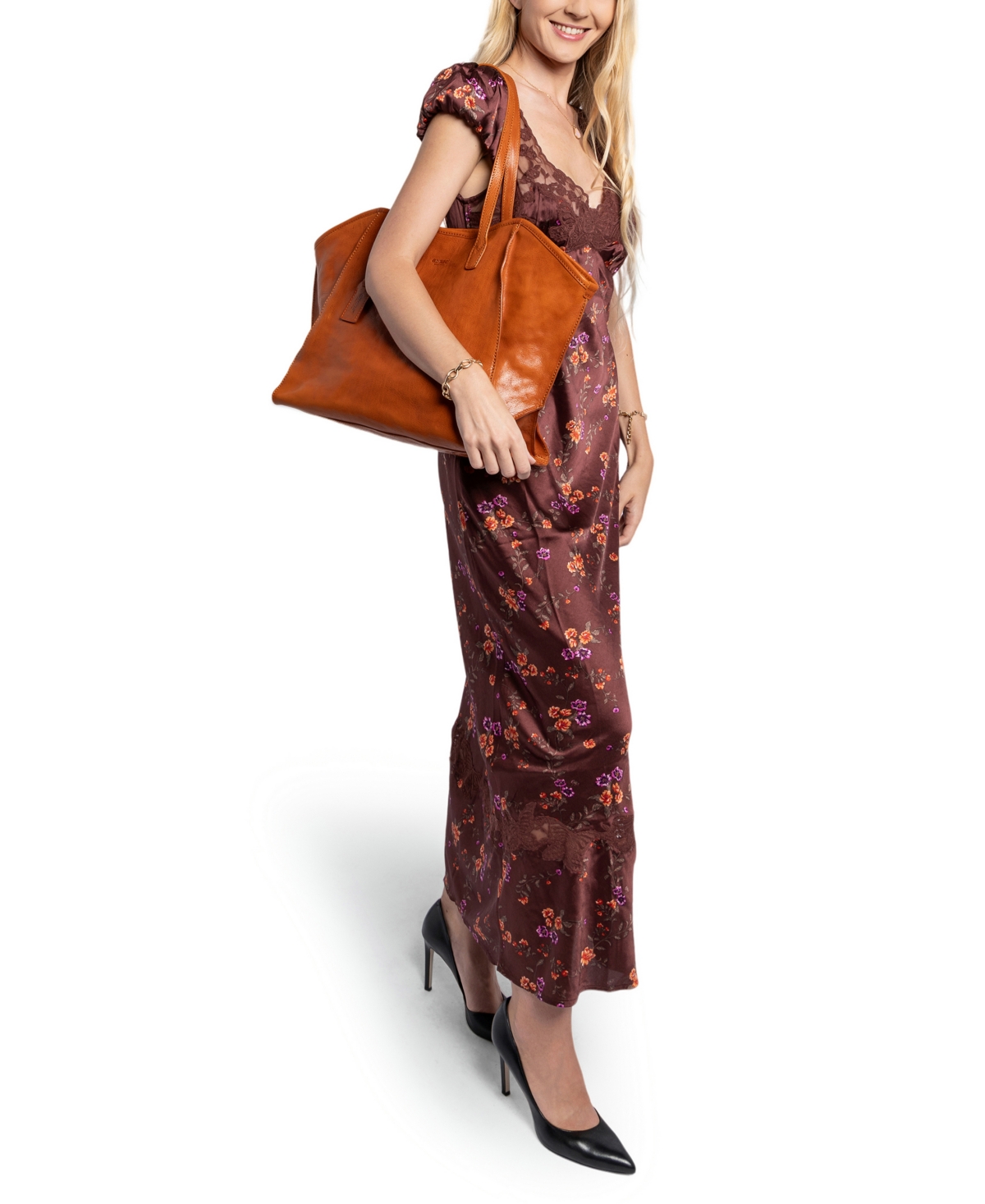 Old Trend Iris Carryall Tote Bag In Caramel