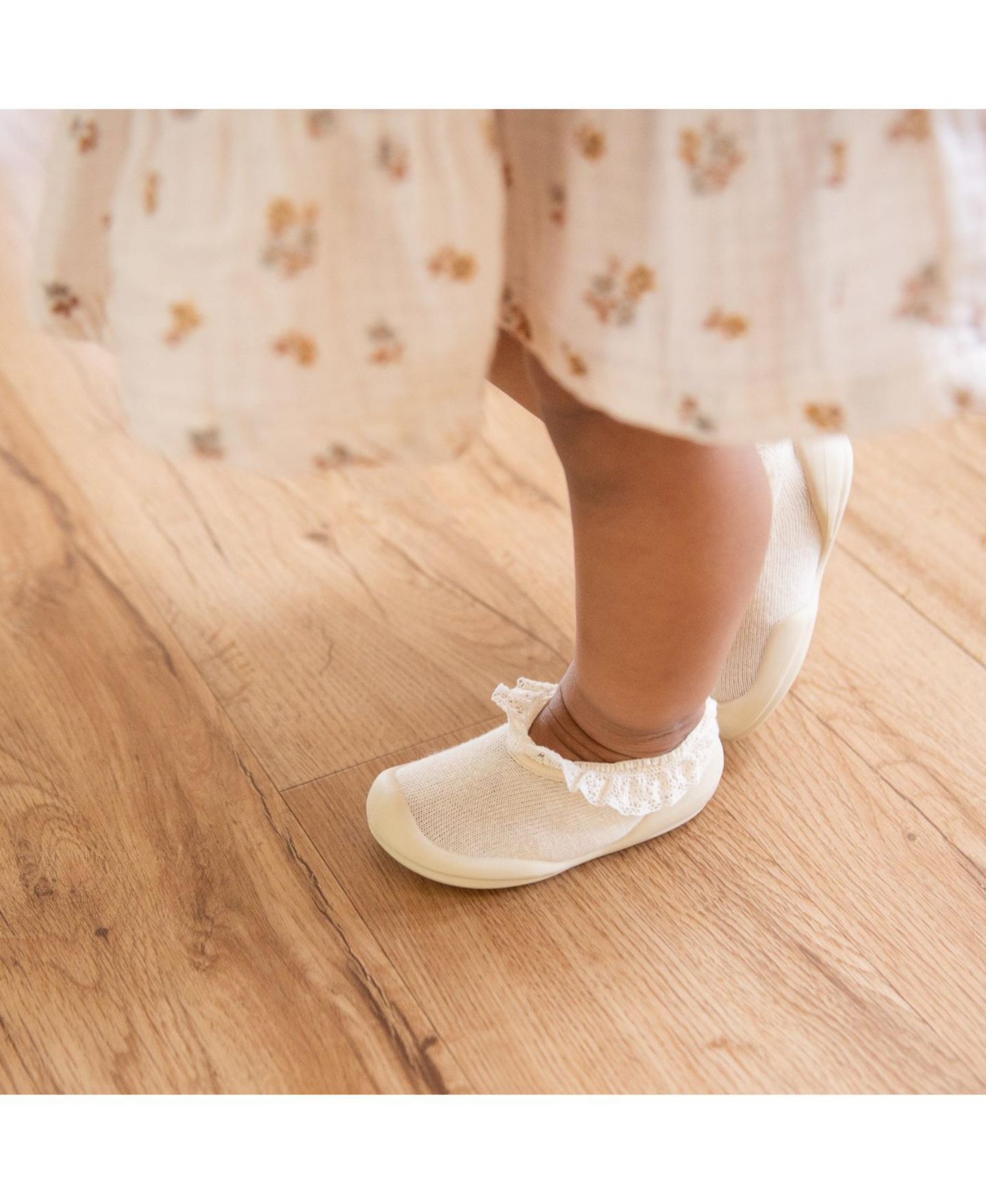 Обувь Komuello First Walk Sock Shoes Flat - Sweet Latte Lace для девочек-малышей, цвет: Светлый бежевый — фото 10