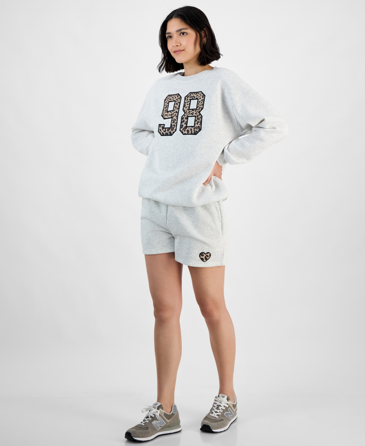 PLANET HEART JUNIORS' GRAPHIC PATCH CREWNECK SWEATSHIRT 