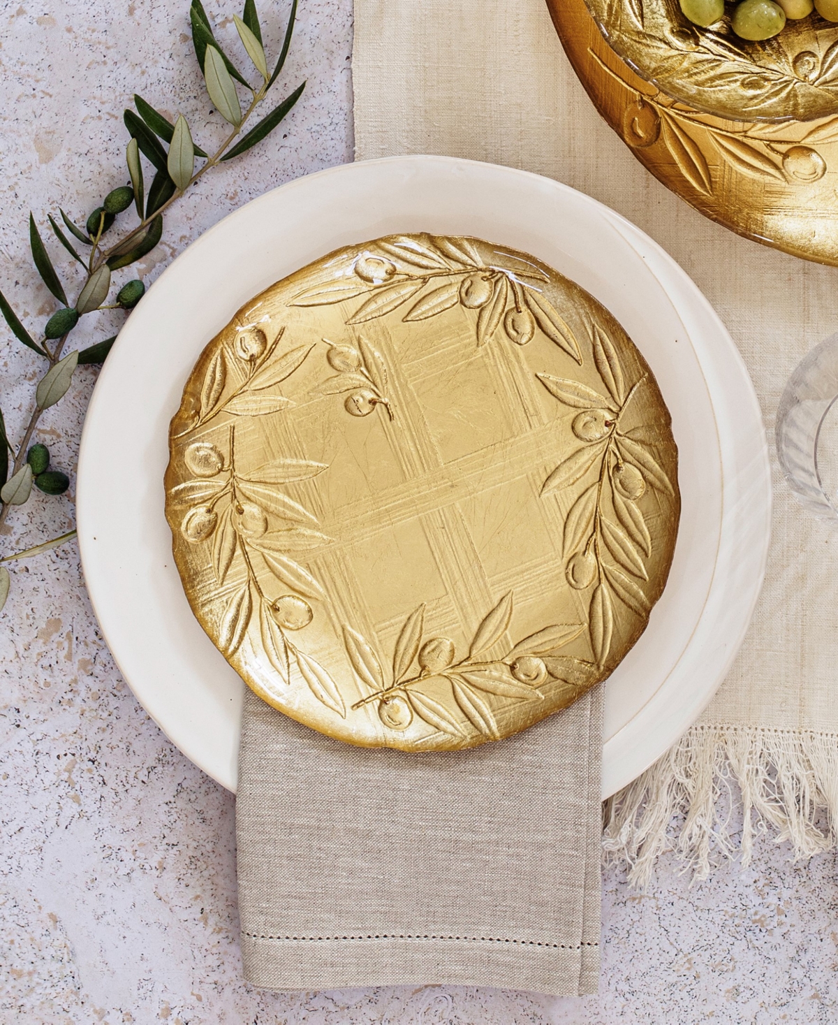 Vietri Moon Glass Olive Round Platter In Gold