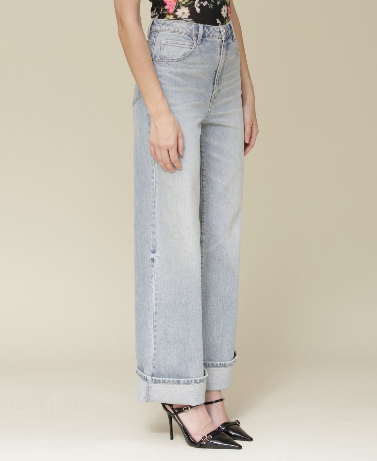 Avec Les Filles Womens Floral Print Fitted T Shirt Cuffed High Rise Wide Leg Jeans In Mariposa Wash
