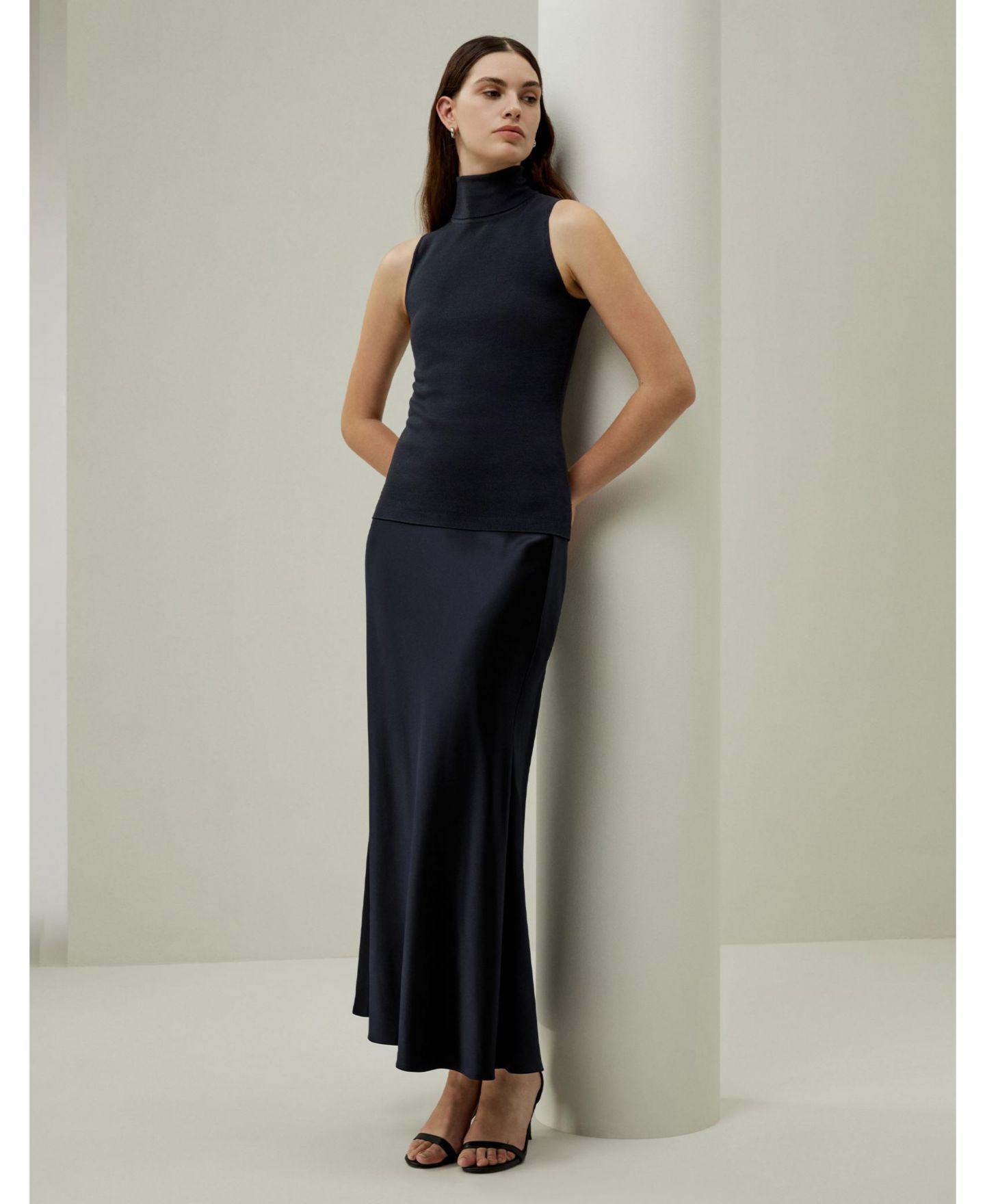 Женский топ LILYSILK Minimalist Sleeveless Turtleneck Silk-Nylon, цвет: Тёмно-синий — фото 6
