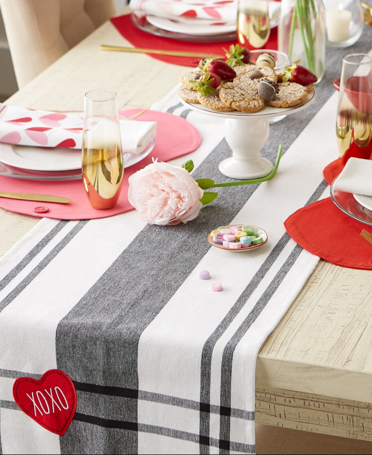 Design Imports Heart Xoxo Plaid Table Runner, 14" X 72" In Black,white