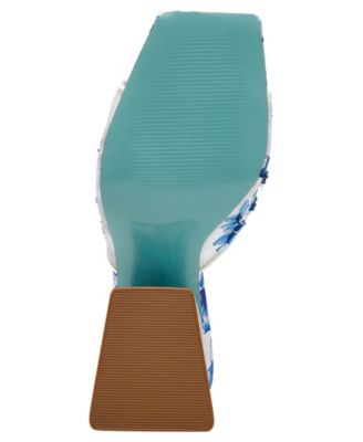 [SAEL!!] ★Blue by Betsey Johnson Roo★ サンダル Amazon.com | Betsey Johnson Women's Roo Heeled Sandal, White