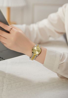 Women's Watch 32mm Dial Calendar Stainless Steel Strap Victoria Hyde