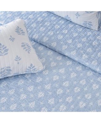 Intricate French Floral Design Microfiber Quilt Set With Shams