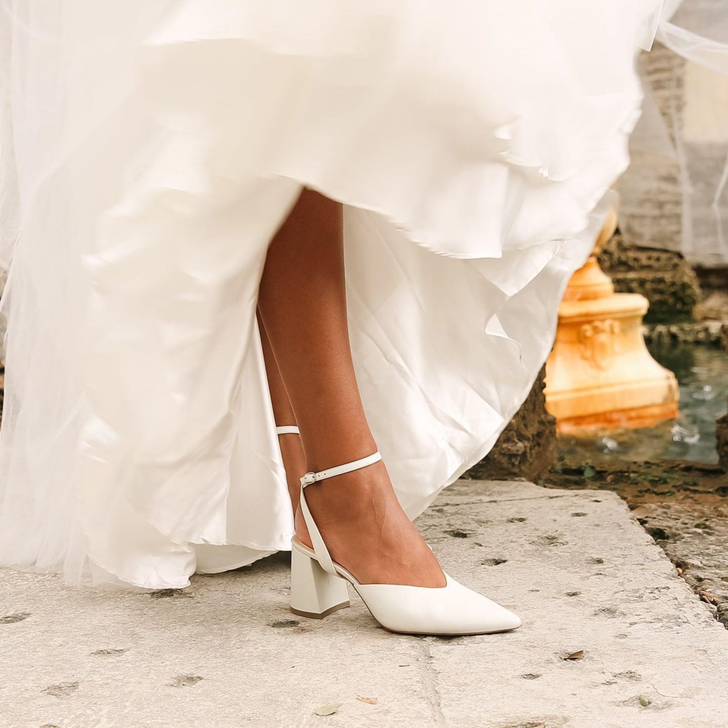 Женские сабо Alterre White Marilyn Customizable Bridal V Mules, цвет: Белый — фото 2