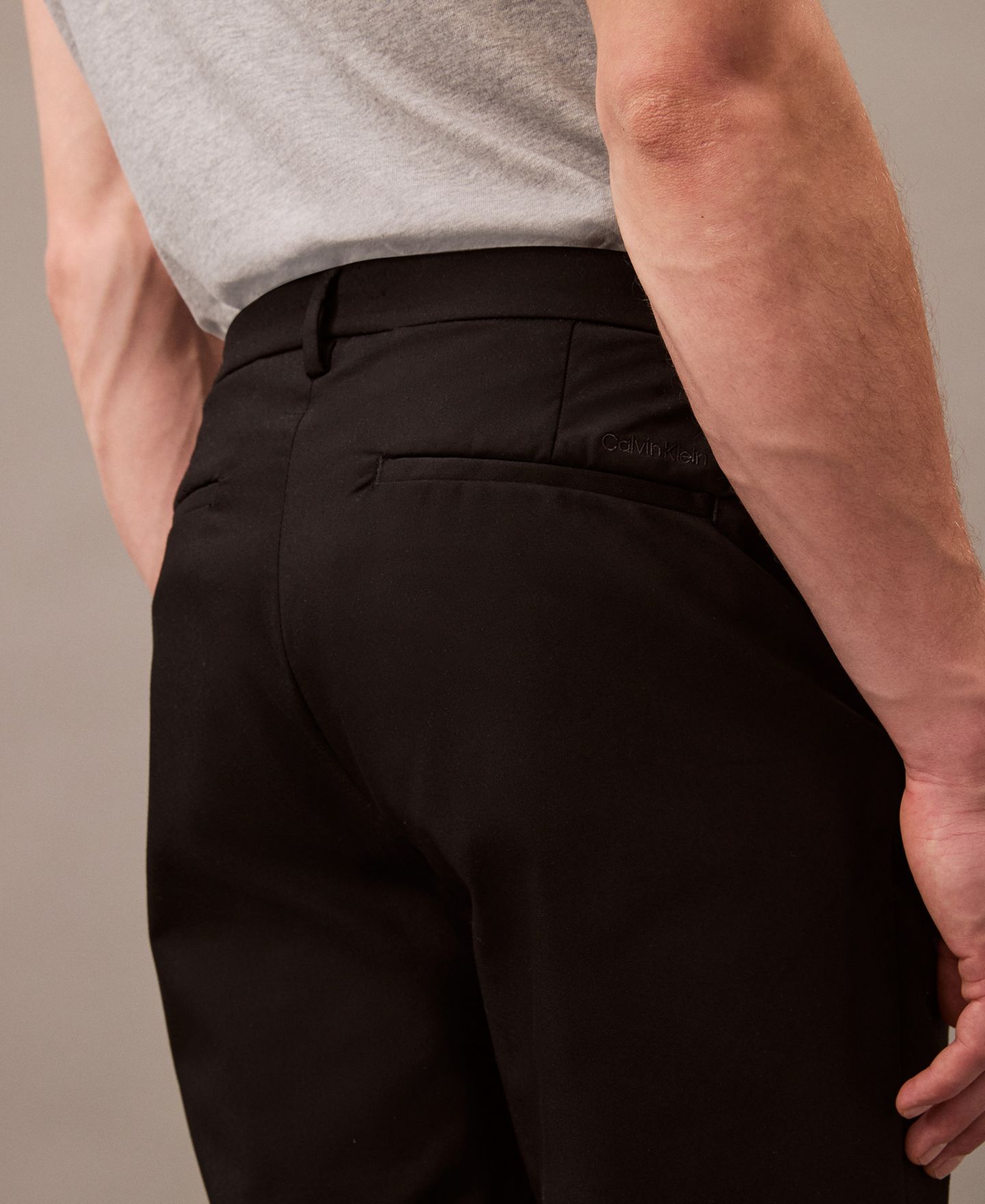 Мужские брюки Calvin Klein Slim-Fit Modern Stretch Chino, цвет: Чёрный — фото 3