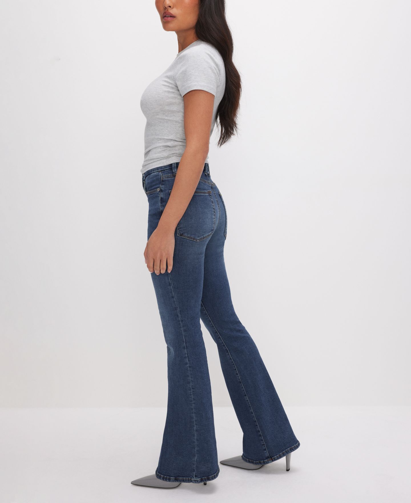 Женские джинсы Good American Petite Mid-Rise Flare-Leg, цвет: Тёмный синий — фото 3