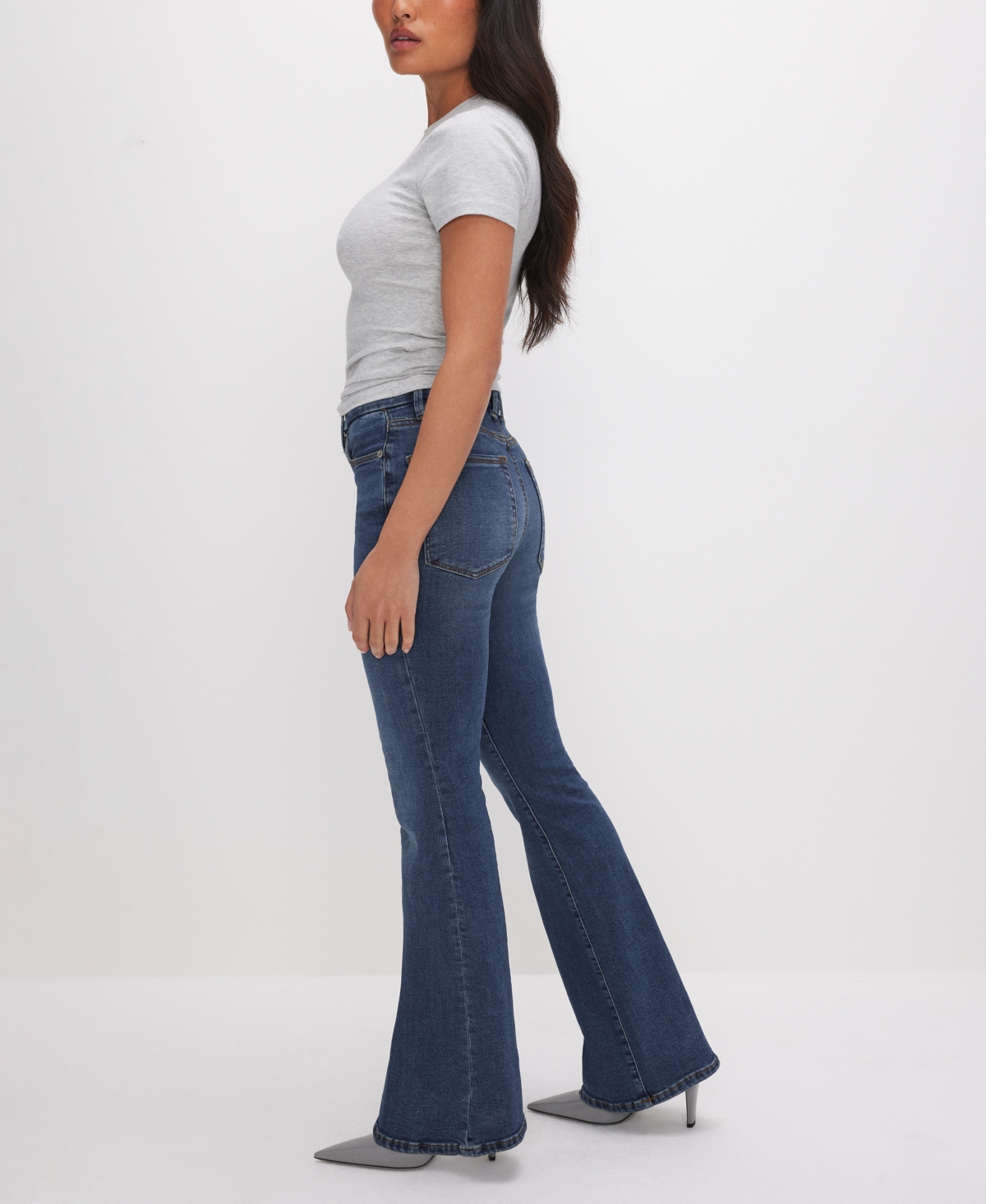 GOOD AMERICAN PETITE GOOD MID-RISE FLARE-LEG JEANS 
