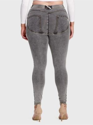 Women's Curvy High-Rise Sculpting Skinny Jeans