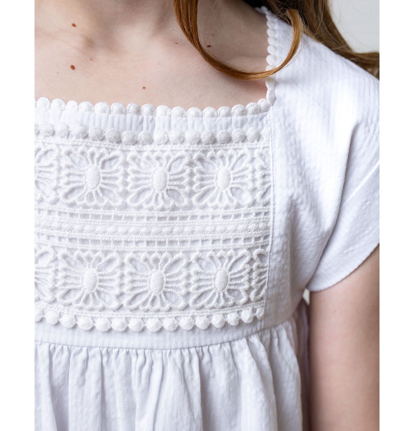 Платье Hope & Henry Sleeveless Crochet Detail Empire Waist Seersucker Dress для девочек-малышей, цвет: Белый — фото 3