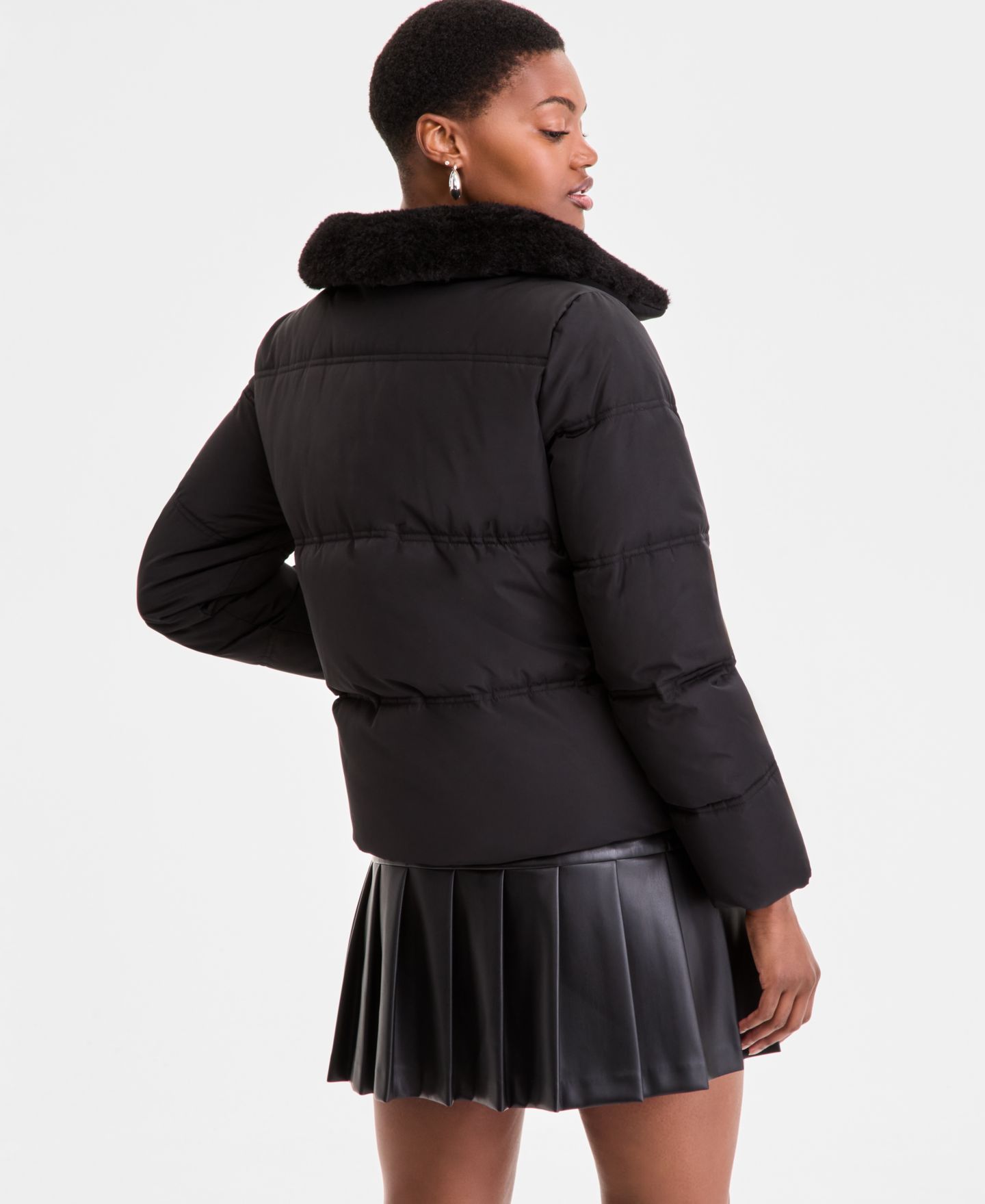 Женская куртка DKNY Faux-Fur-Collar Zip-Front Puffer, цвет: Чёрный — фото 2