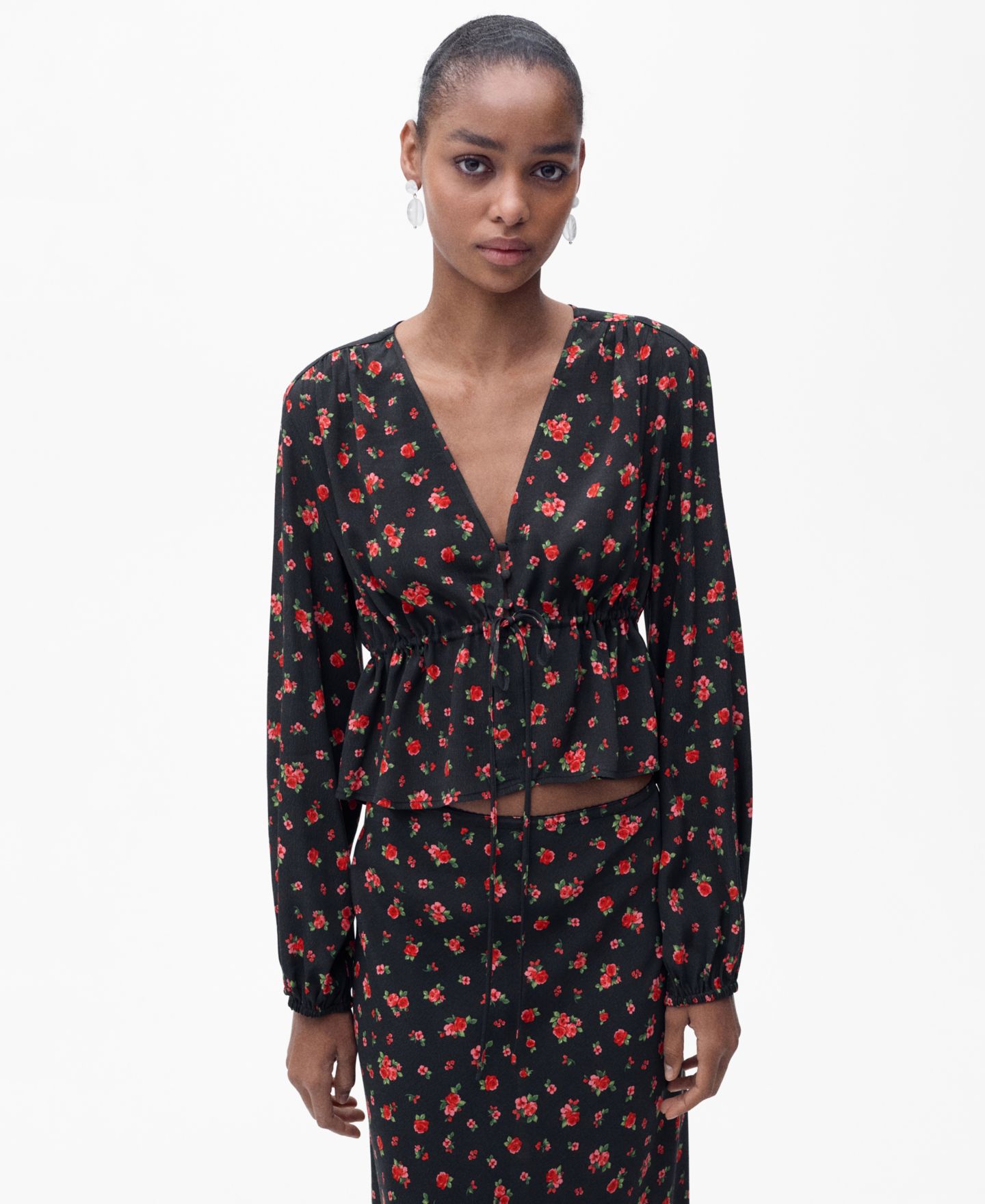 Женская блузка Mango Ruffled Floral, цвет: Чёрный — фото 1