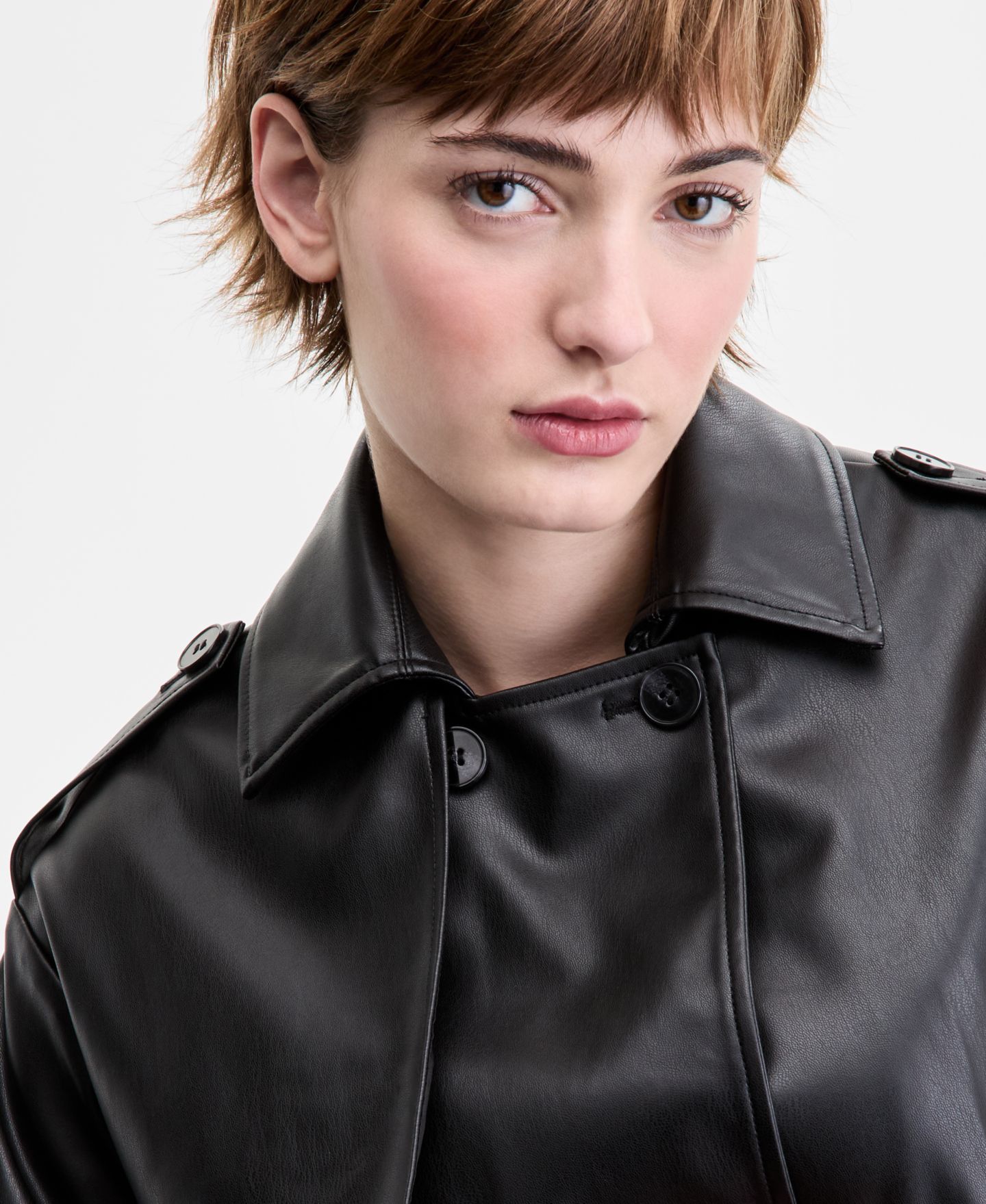 Женское пальто CoffeeShop Juniors' Cropped Faux-Leather Belted Trench, цвет: Чёрный — фото 5