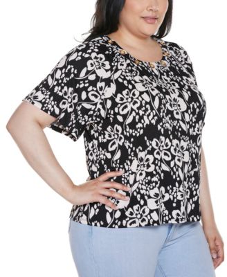 Plus Size Grommet Detail Floral Short Sleeve Knit Top