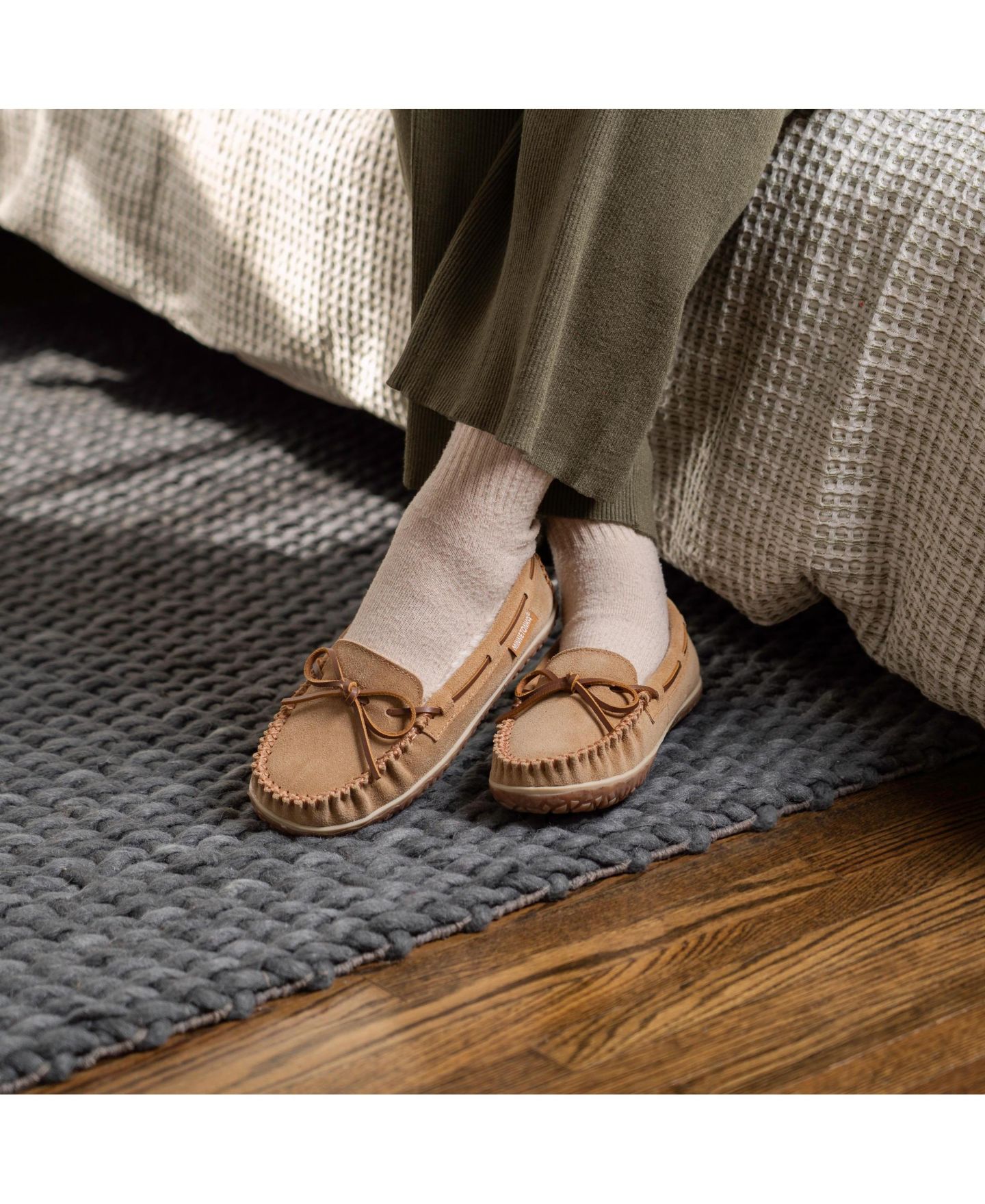Женские тапочки Minnetonka Tilia Slippers, цвет: Коричный — фото 4