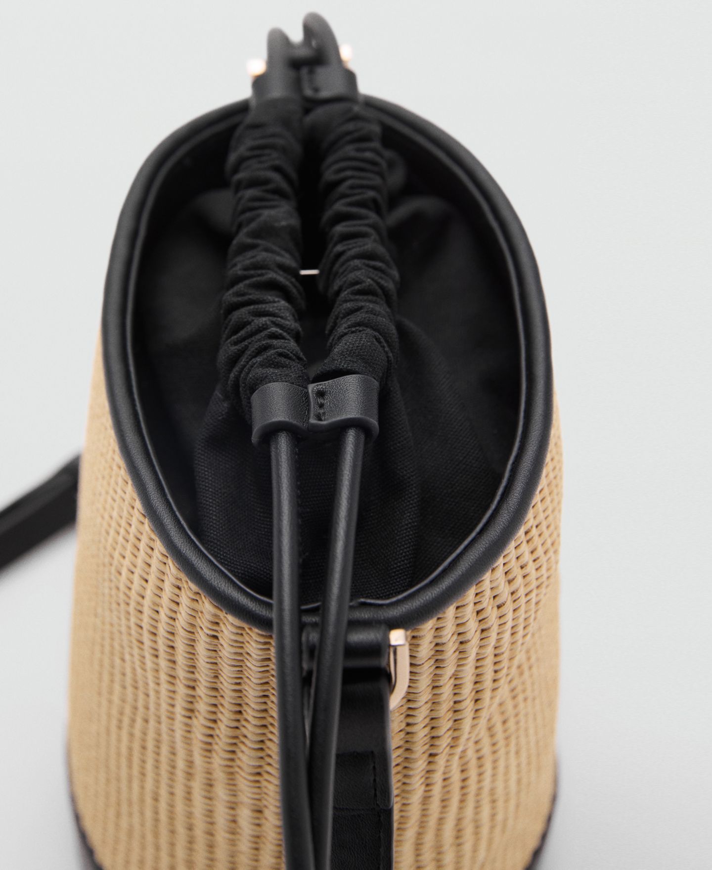 Женская сумка MANGO Small Raffia-Effect Bucket, цвет: Чёрный — фото 2