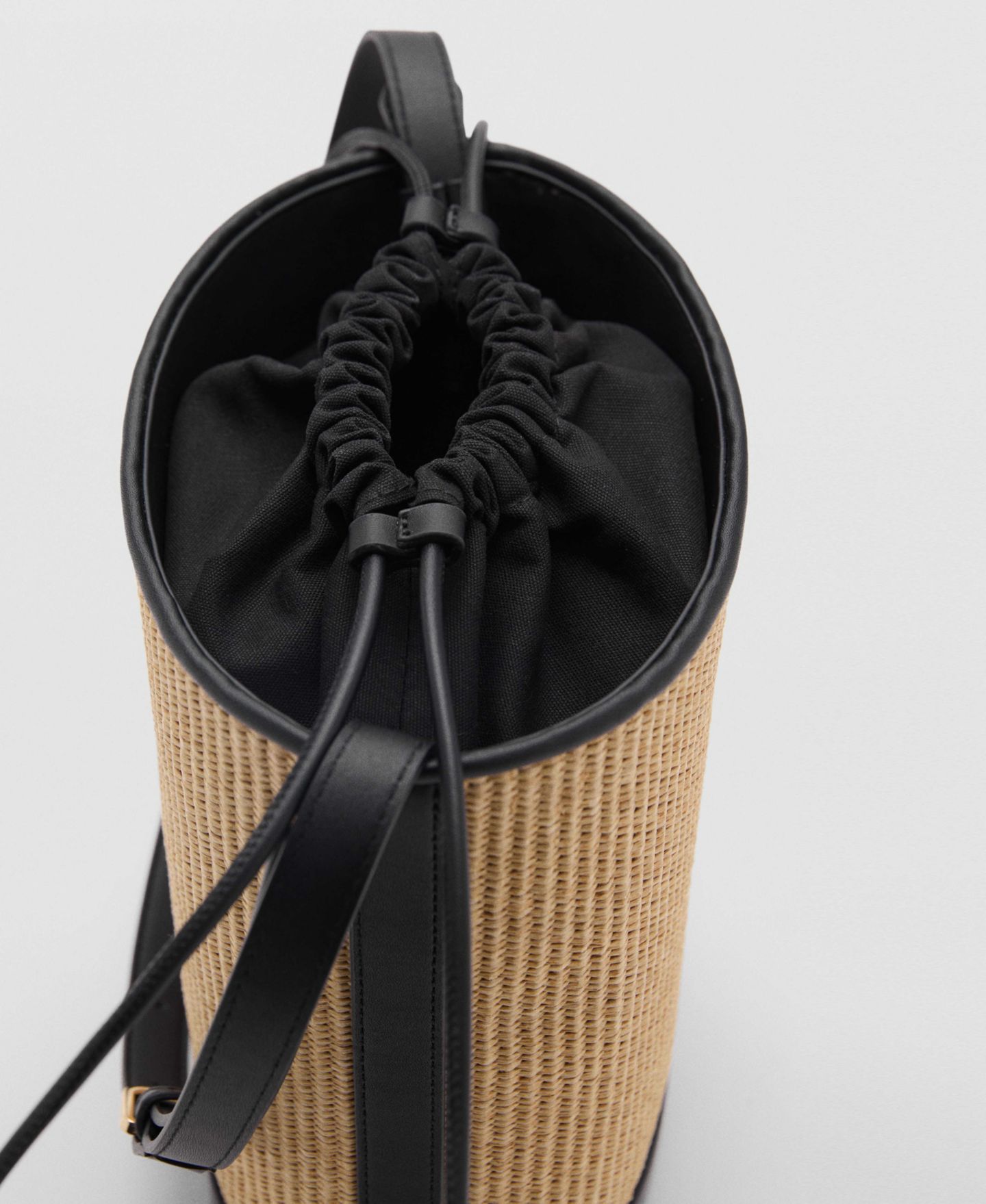 Женская сумка MANGO Medium Raffia-Effect Bucket, цвет: Чёрный — фото 4
