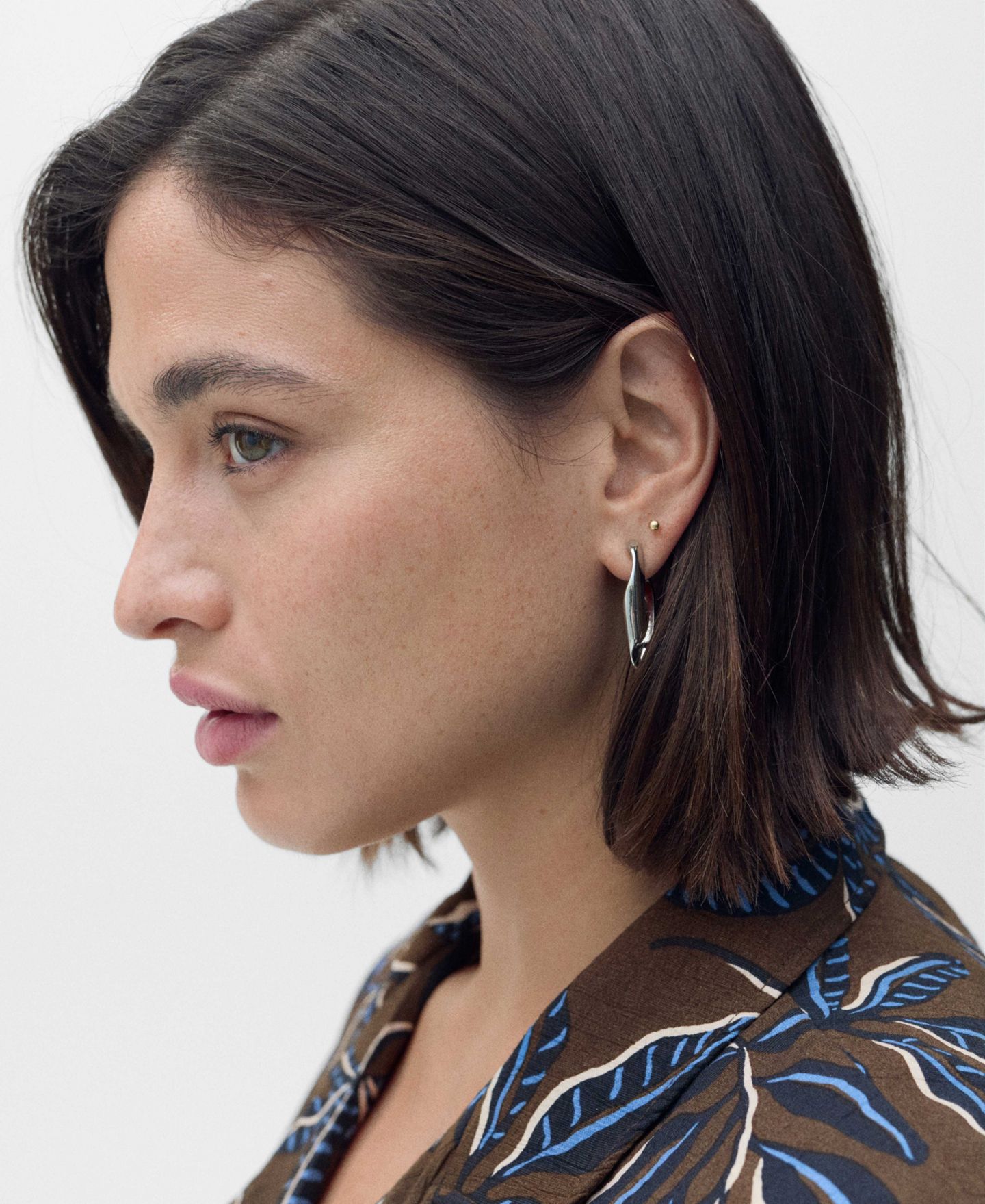 Женская рубашка Mango Floral-Print Knot Detail Cropped, цвет: Коричневый — фото 9