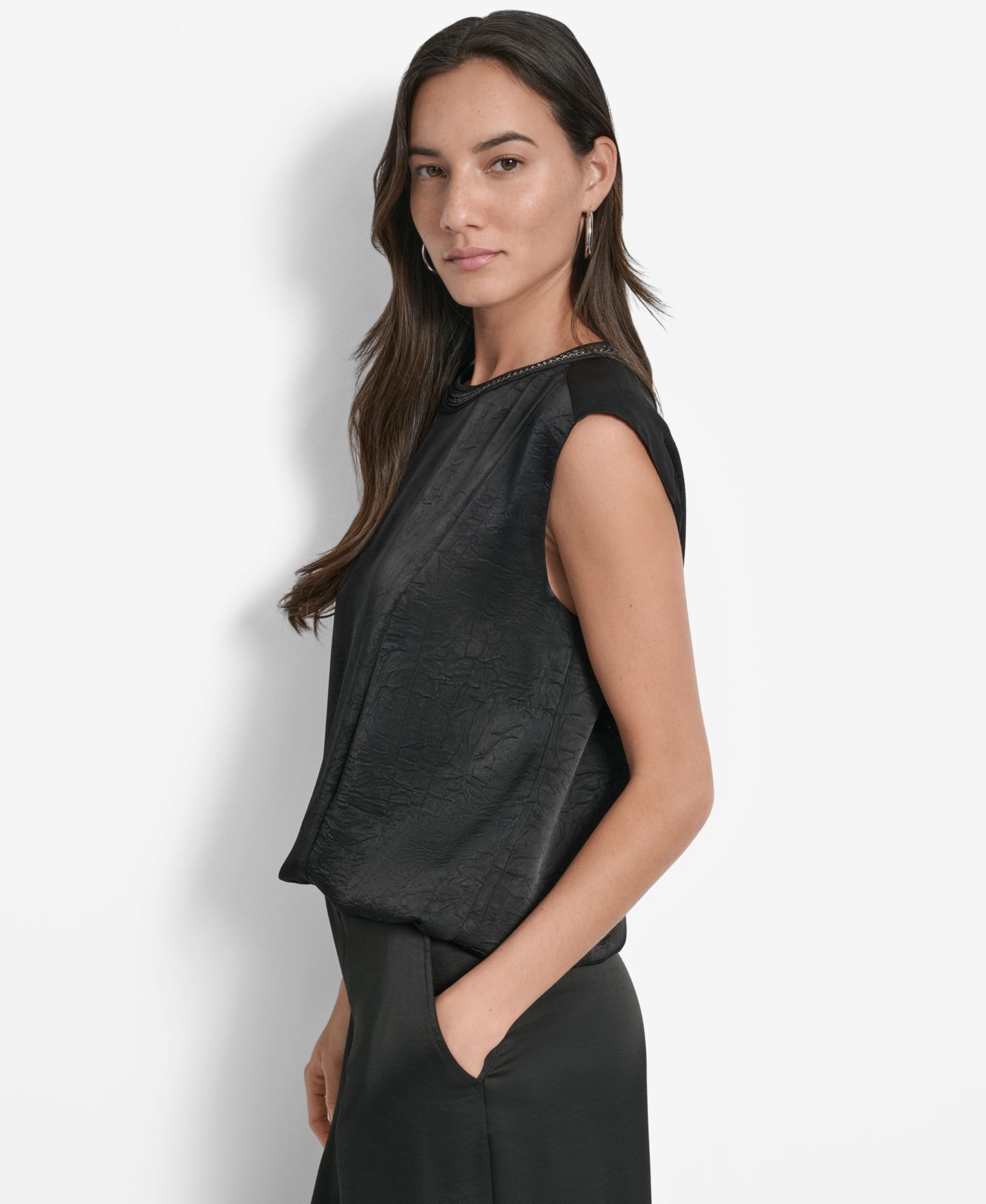 Женский топ DKNY с цепочкой на вороте и мятой фактурой, цвет: Чёрный — фото 9